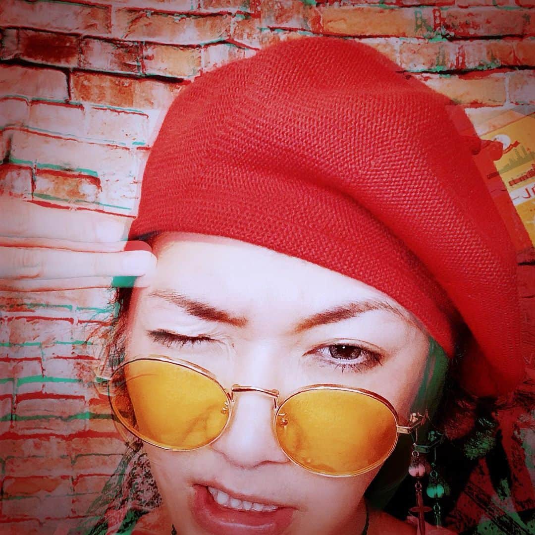 鋲のインスタグラム：「赤鋲🚨  #ベレー帽 #beret」