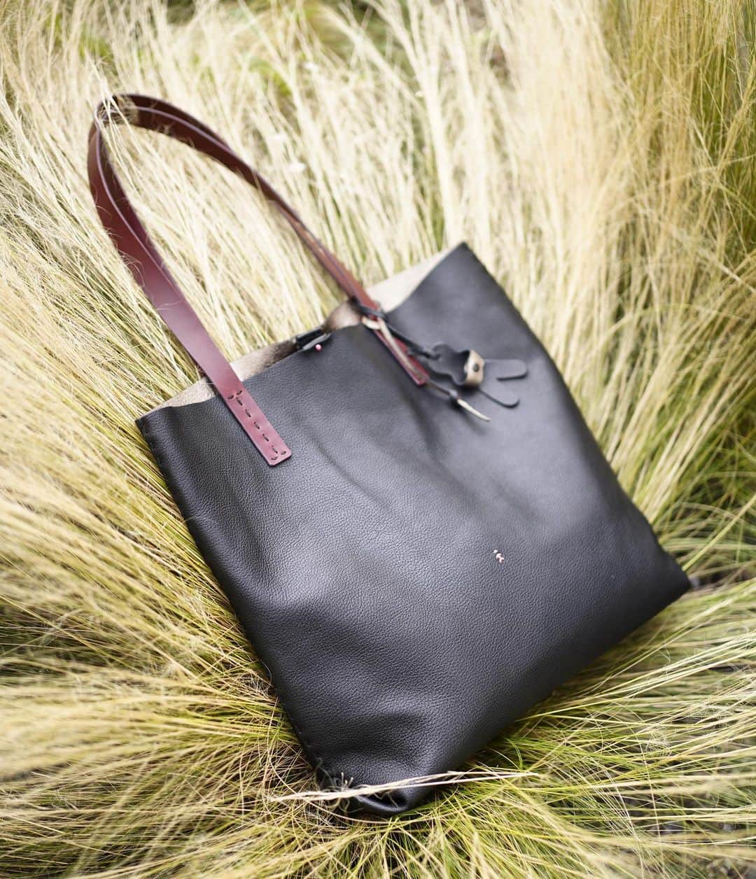 エンリーベグリンのインスタグラム：「Natural elegance 🌾 #HenryBeguelin Isa Shopping bag in black calf leather. #HBSS20」