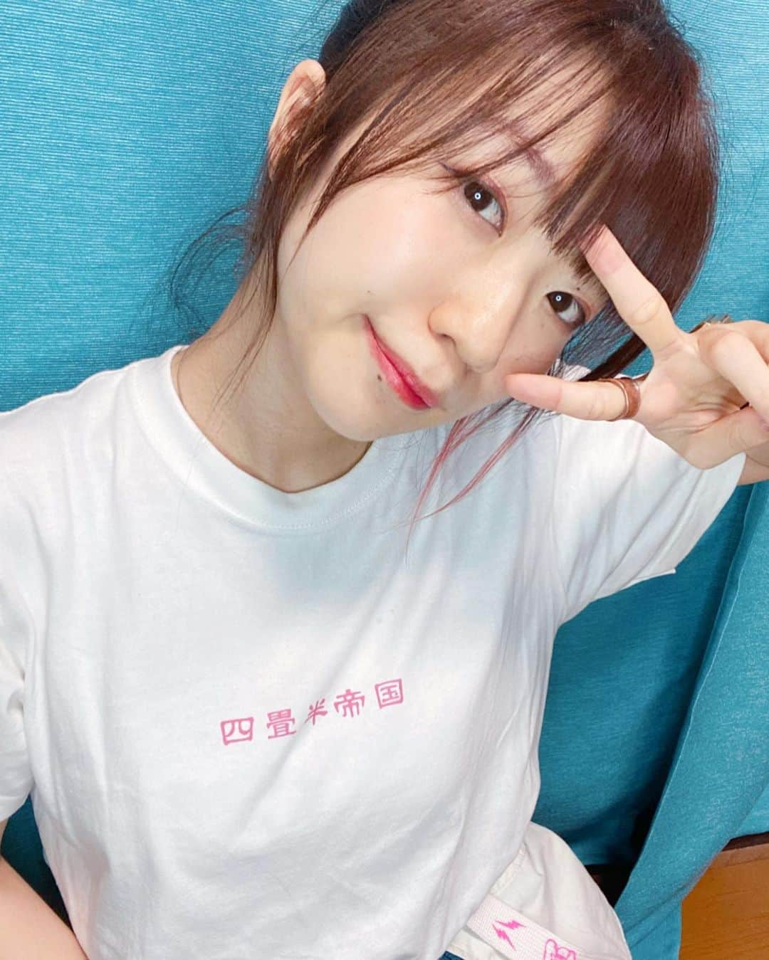 ぱいぱいでか美さんのインスタグラム写真 - (ぱいぱいでか美Instagram)「友達が作ってるTシャツ可愛いじゃろ ꙳ #tshirt #四畳半帝国 #定位置 #セルフタイマー #俺はインスタグラマーになりてぇ ꙳ 高校の同級生が ダンスもカレー屋さんもいろいろやってて Tシャツも作ったとのことで✌︎ 四畳半帝国ってシンプルに入ってるの可愛い〜 こういう「お？」て気になるデザイン好き☻ カレー屋さんは大阪で間借りでやってるよ〜 @4.5tatami_empire いつか食べに行きたいわい。」7月25日 0時37分 - paipaidekami