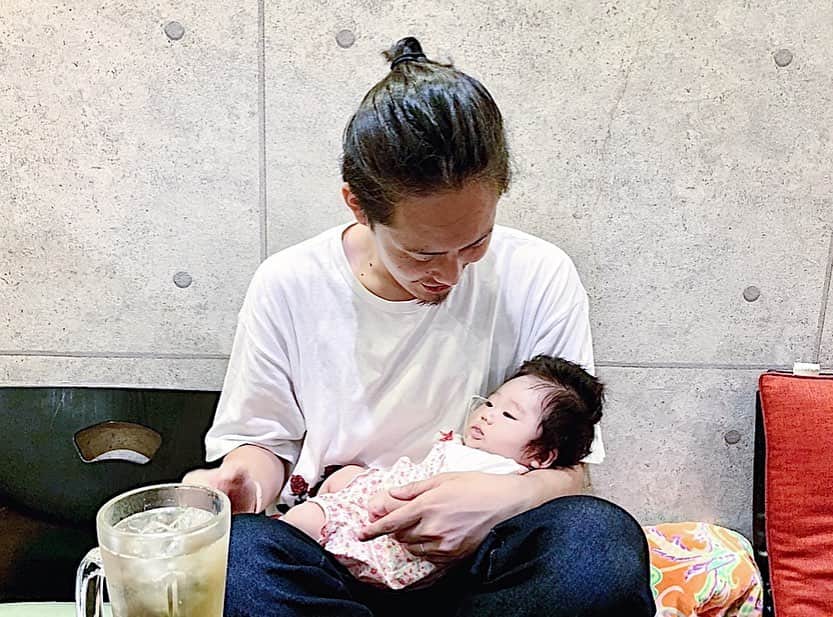 クレヨンだいちゃんのインスタグラム：「🥓🥓🥓 ㅤㅤㅤㅤㅤㅤㅤㅤㅤㅤㅤㅤㅤ 家族3人で誕生日の ご飯食べてきた！ ㅤㅤㅤㅤㅤㅤㅤㅤㅤㅤㅤㅤㅤ 閉店ギリギリに お客さんいない時に ありがとうございました。 ㅤㅤㅤㅤㅤㅤㅤㅤㅤㅤㅤㅤㅤ ㅤㅤㅤㅤㅤㅤㅤㅤㅤㅤㅤㅤㅤ #桜音ちゃんと初めての誕生日 #誕プレは桜音ちゃんに #絵本あげて大喜び #タン塩と上カルビがうまかった #桜音がイケメン店員にニコッとしてて #初めて父親として心配になりました #ちなみに同い年は #竹内涼真 #福士蒼汰 #アリアナグランデ #ジャスティンビーバー #自分は老けてるんかな笑 #かっこいいお父さんに #器の大きい男に #嫁が撮った写真 #お気に入りでアイコン変えた #イラストでアイコン描いてほしい笑 #桜音を抱っこして誕生日迎えました #最高のプレゼントでした ㅤㅤㅤㅤㅤㅤㅤㅤㅤㅤㅤㅤㅤ」