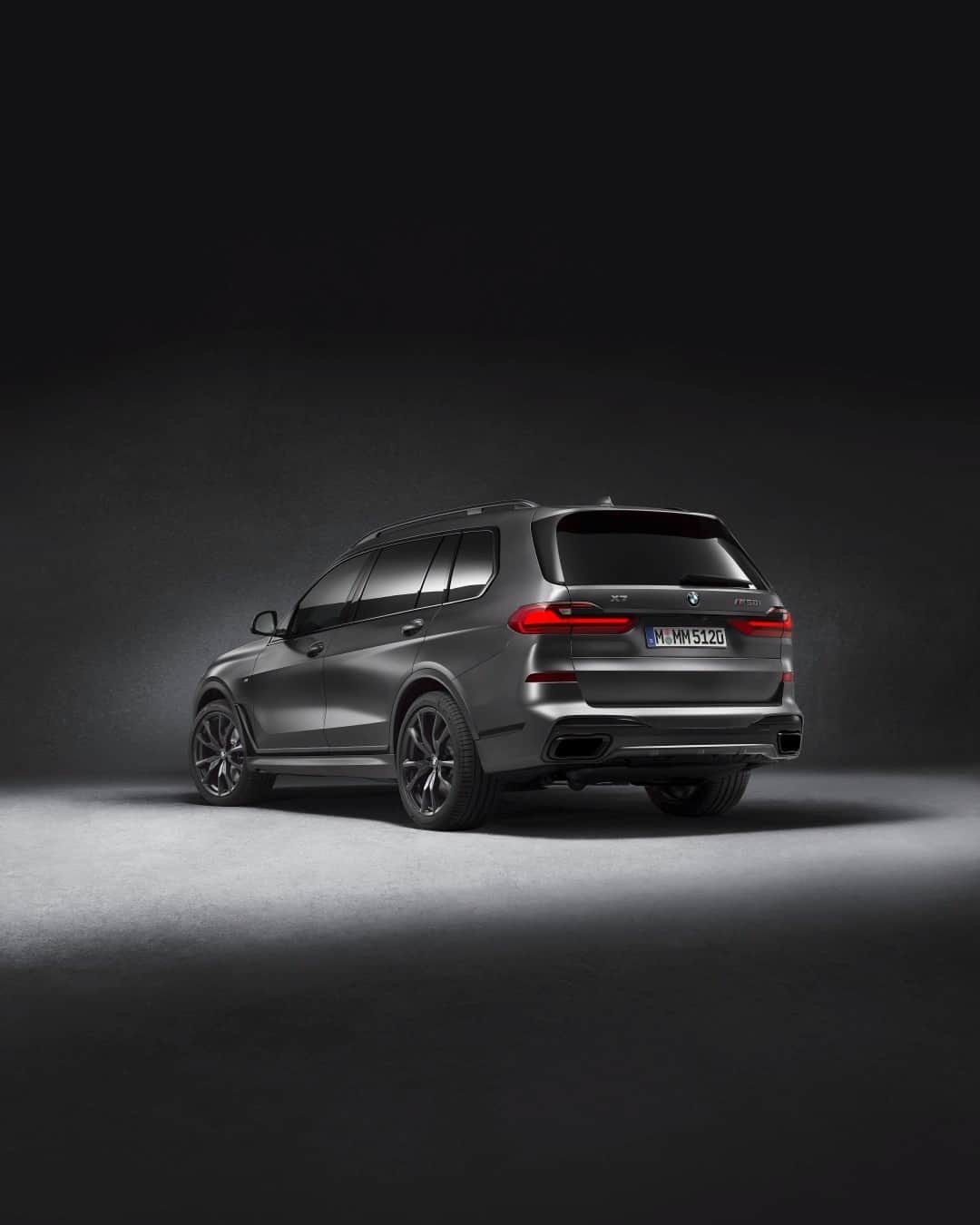 BMWのインスタグラム：「This is not the upsidedown, but the world of Dark Shadow. The BMW X7 Dark Shadow Edition. #TheX7 #BMW #X7 __ BMW X7 M50i: Fuel consumption in l/100 km (combined): 11.1–10.9. CO2 emissions in g/km (combined): 252–248. Further information: www.bmw.com/disclaimer. Acceleration (0-100 km/h): 4.7 s. Power: 390 kW, 530 hp, 750 Nm. Top speed (limited): 250 km/h.」