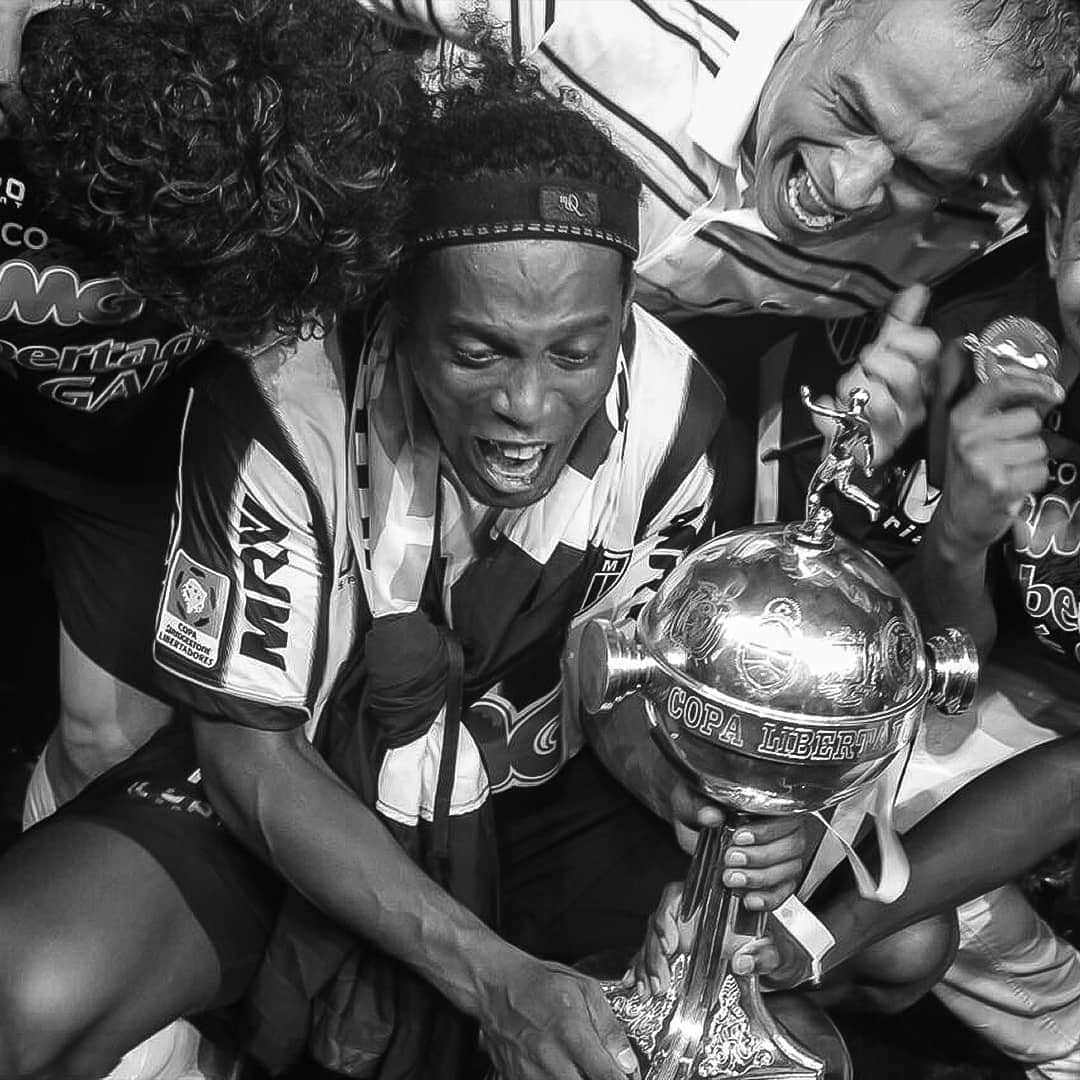 ロナウジーニョさんのインスタグラム写真 - (ロナウジーニョInstagram)「24/07/2013 - Aqui é Galo P*#&@!!!! 🏆🤙🏾  @atletico @libertadores」7月25日 0時45分 - ronaldinho