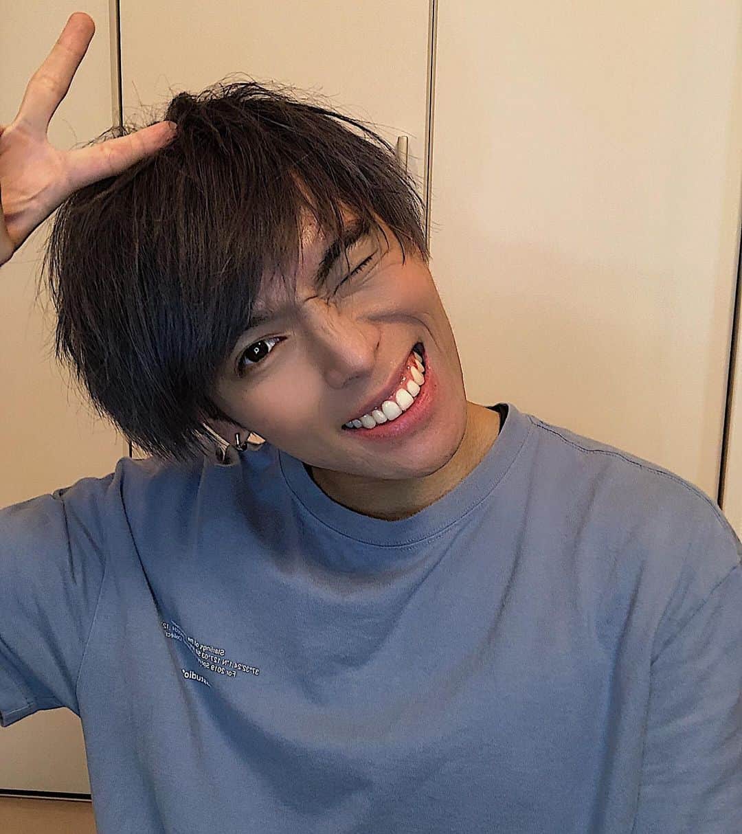 のインスタグラム：「シルバーに染めたんですよ！ 評判良くて嬉しいです。 ただ、光によって画像のように暗く見える時も！？ . . 圧が強めのウィンクどやー？ . 金スマ見てくださった人たちありがとございます😭 . これからも応援よろしくお願いします。  #instagood #instalike #like4like #like #ファインダー越しの私の世界  #ootd #ootn #followme #workout #summer #写真好きな人と繋がりたい #いいね返し #ファッション #東京 #シルバーアッシュ #メンズヘア #メンズファッション #マッシュ男子」