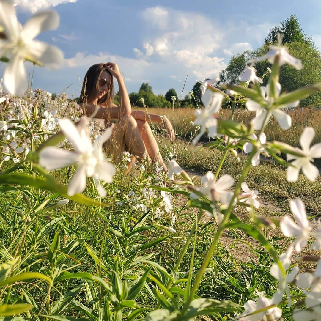 メリティナ・スタニウタさんのインスタグラム写真 - (メリティナ・スタニウタInstagram)「🌸🌸🌸 ⠀ #samsungbelarus #galaxyzflip #belarus #nature #field #flower #summer」7月25日 0時54分 - melitinastaniouta