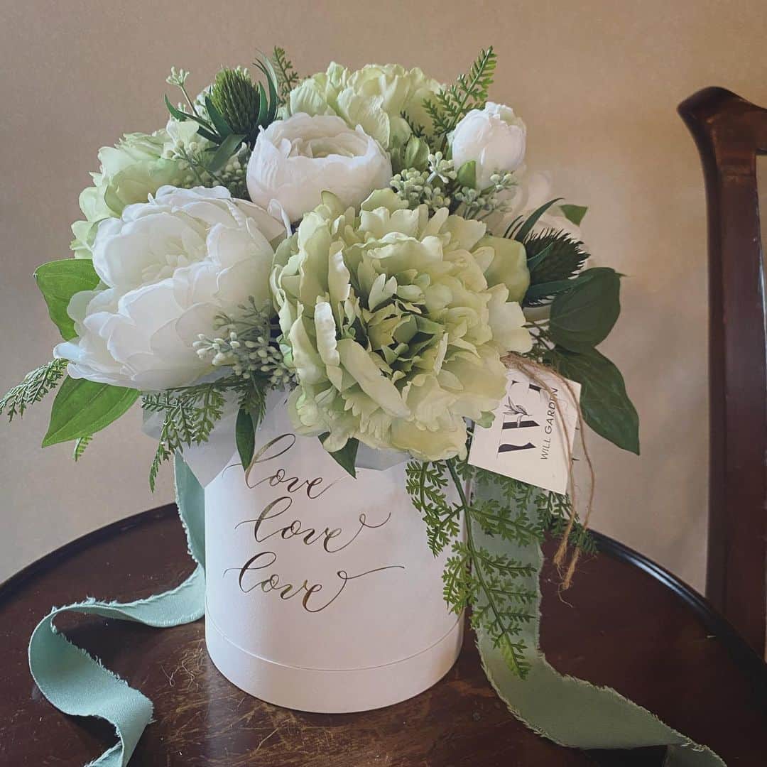 畑野ひろ子のインスタグラム：「アーティフィシャルBOXアレンジ。  #flowers #boxarrangement #artificialflower #gift #willgarden」