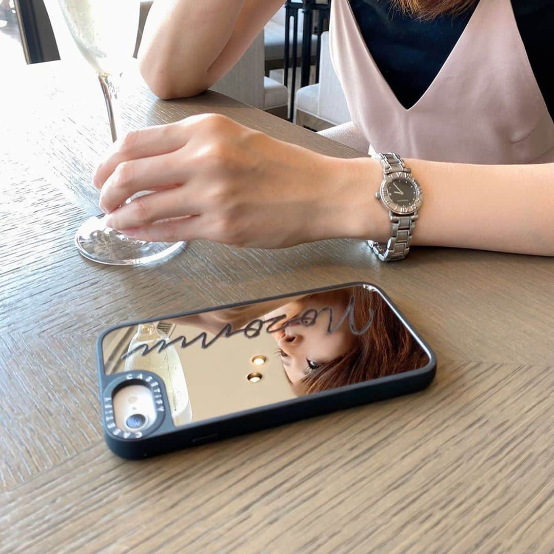 けんろーの嫁すたぐらむのインスタグラム：「. 【 スマホケースに写ったのんちゃん 】 . #casetify のスマホケース。 . #横浜ハンマーヘッド #みなとみらい #みなとみらいランチ #横浜ランチ #横浜グルメ #お酒好き女子 #シュワシュワ #シャンパンガール #デートにオススメ #ドライブデート #横浜ドライブ #嫁 #嫁スタグラム #嫁グラフィー #モデル女子 #フリーランスモデル #モデル風  #大人女子コーデ #美意識向上 #女子力向上 #休日コーデ #高身長女子 #シンプルコーデ #お洒落空間 #デートにオススメ #Tiffany #ティファニー」