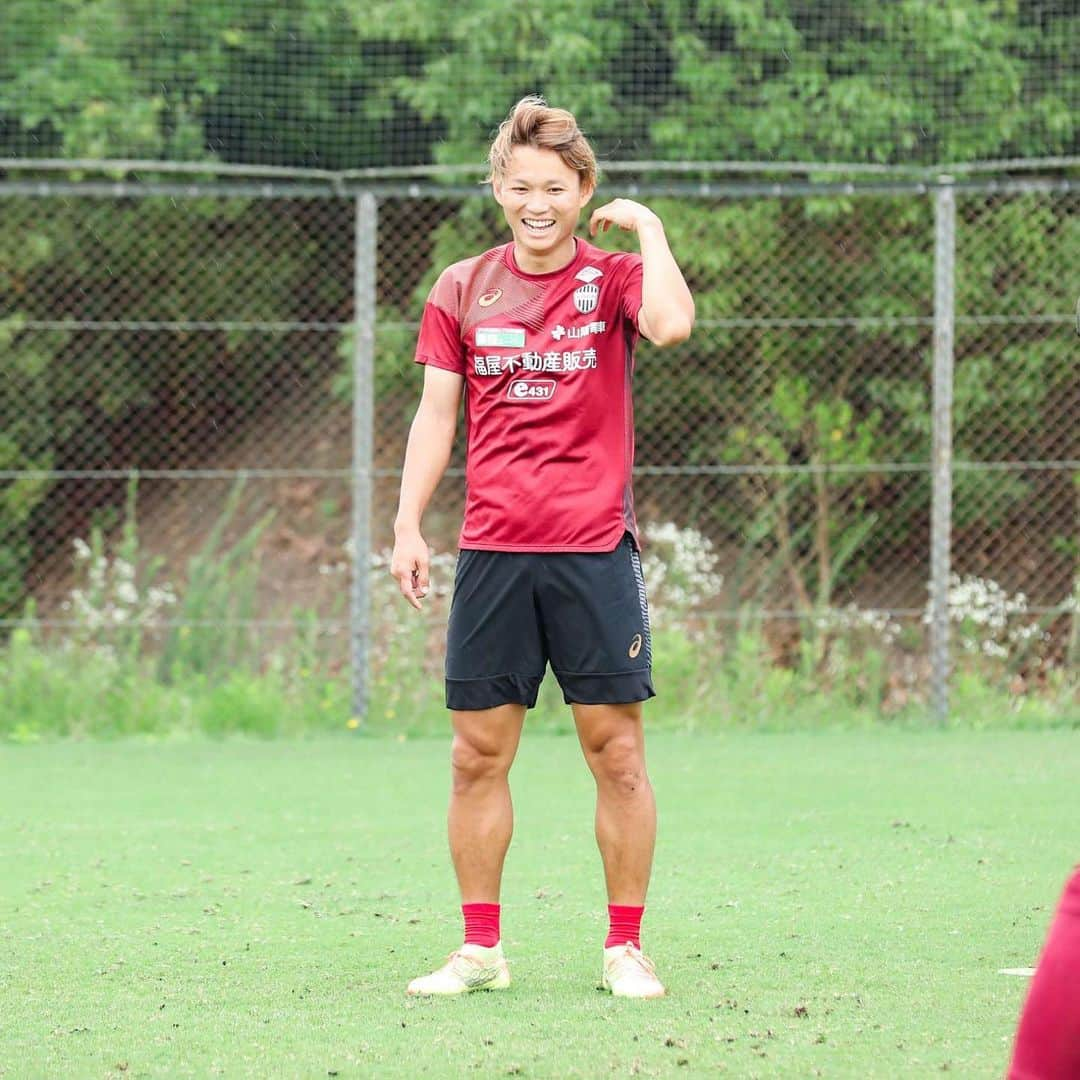 ヴィッセル神戸さんのインスタグラム写真 - (ヴィッセル神戸Instagram)「天気は雨でも気持ちはポジティブ。😊  Always stay positive, even if it’s raining. 😊  #vissel #visselkobe #ヴィッセル #ヴィッセル神戸 #Kobe #神戸 #WeAreKobe #KobeForeverForward #一致団結 #JLeague #Jリーグ #DAZN」7月24日 16時24分 - visselkobe