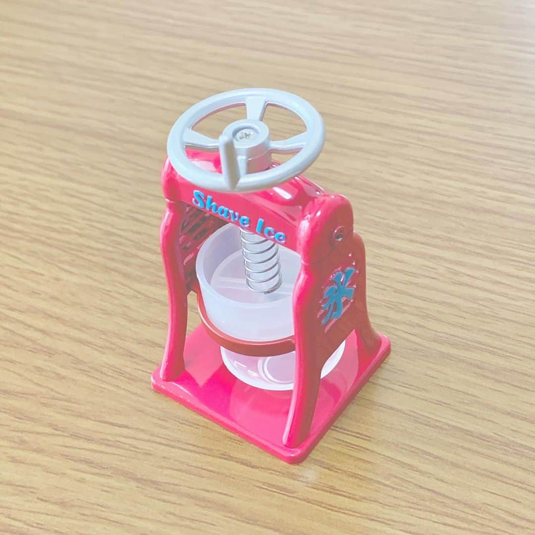 八木沙季のインスタグラム：「🍧🍧 . ガチャガチャのミニかき氷機！ 欲しくていっぱいガチャガチャ 探しに行ったら日本橋にありました🥰 これ本当にかき氷が作れるって話題になってて 食品衛生法試験合格済なんだってー😳✨ でもほんとに作れるの😒？ってことで TikTokで検証しました😘✊（笑） TikTokに載せたけどインスタにも載せとく😋 こういうミニチュアのもの大好きすぎる🥺 昔「ぷちサンプル」っていうシリーズの ミニチュア集めまくってたなあ☺️ .」