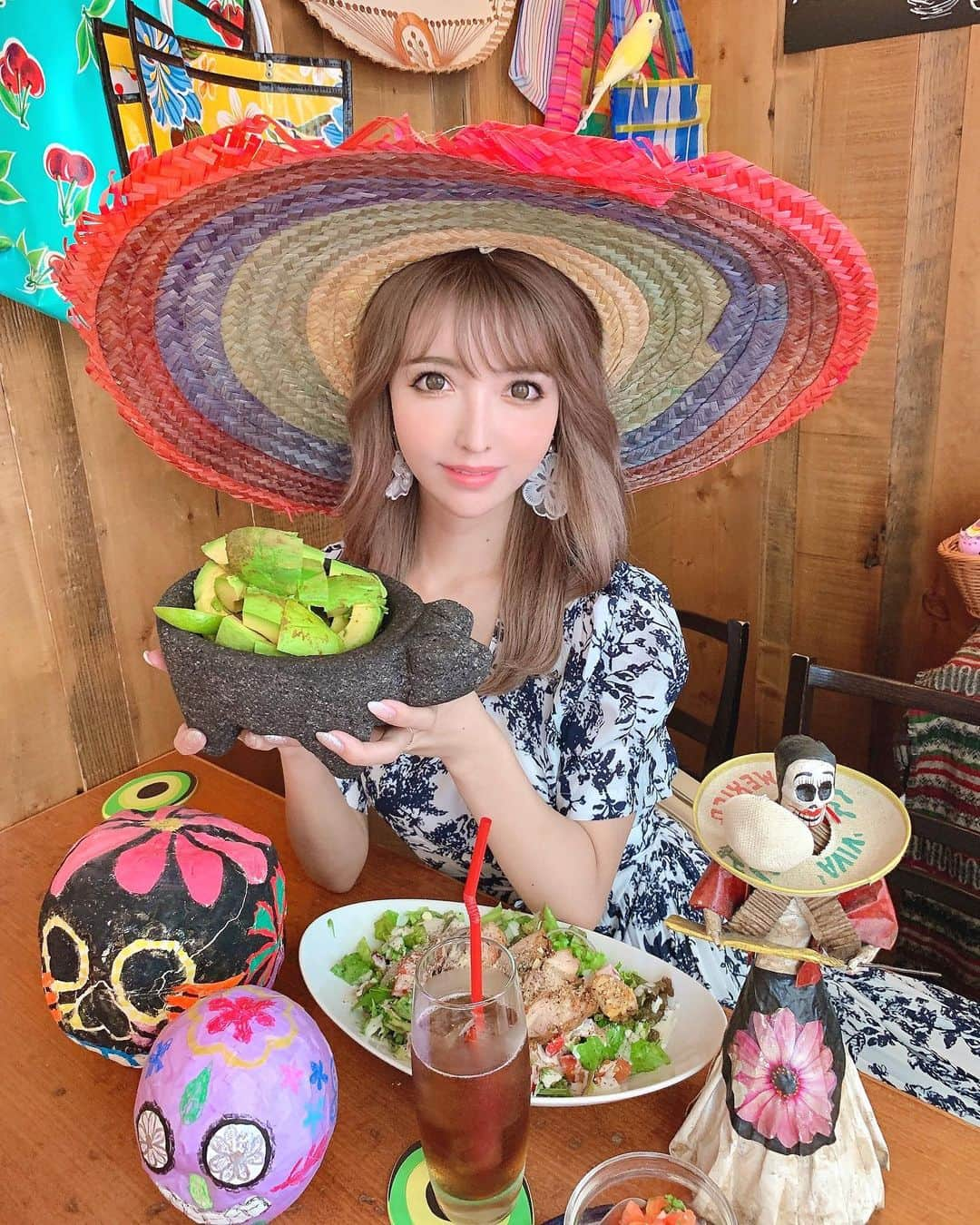 吉川ちかさんのインスタグラム写真 - (吉川ちかInstagram)「アボカド食べ放題🥑の お店にちえと行ってきたよ💓 . ずっと気になってたお店の アボカド食べ放題のランチへ🙌 ( @avocado_shinjuku ) . 1980円でアボカド食べ放題 ドリンク、サラダ、サルサ、タコスがついてるから Mexico感を味わえますよ😌💓 . お店もメキシカンだし メキシコいった時を思い出したw コロナ落ち着いたらまたメキシコ✈️行きたいなぁ😭💓 . #ランチ #lunch #新宿ランチ #新宿三丁目グルメ #Mexico #メキシコ料理 #メキシカンダイニングアボカド #アボカド食べ放題 #新宿メキシカン #アボカド #食べる美容液 #avocado」7月24日 16時41分 - yoshikawachika_1116