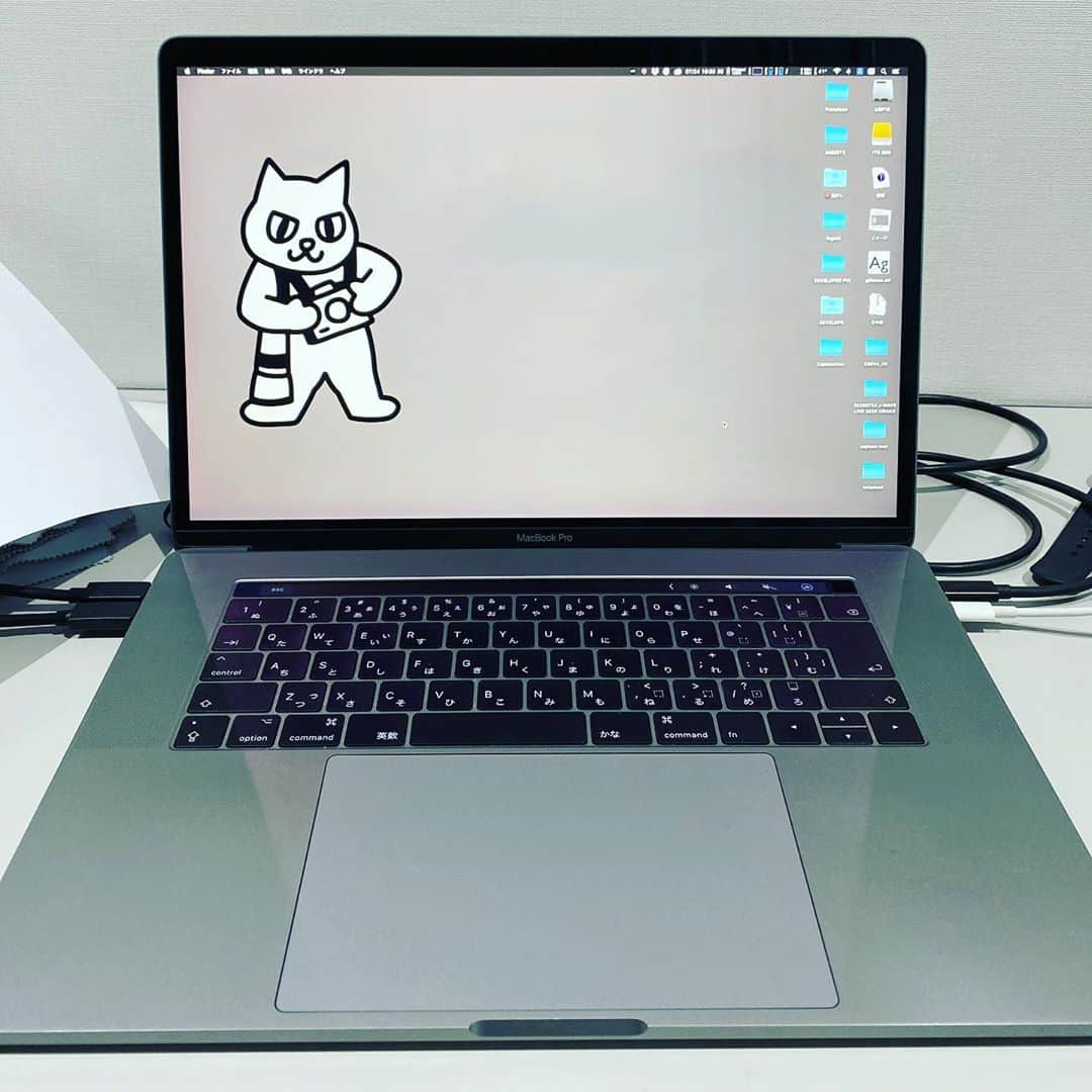 三吉ツカサのインスタグラム：「新しいデスクトップピクチャもらった！ とても嬉しい #kagoyaneco  #kagoyaneco1絶賛発売中  #望遠レンズヴァージョン」