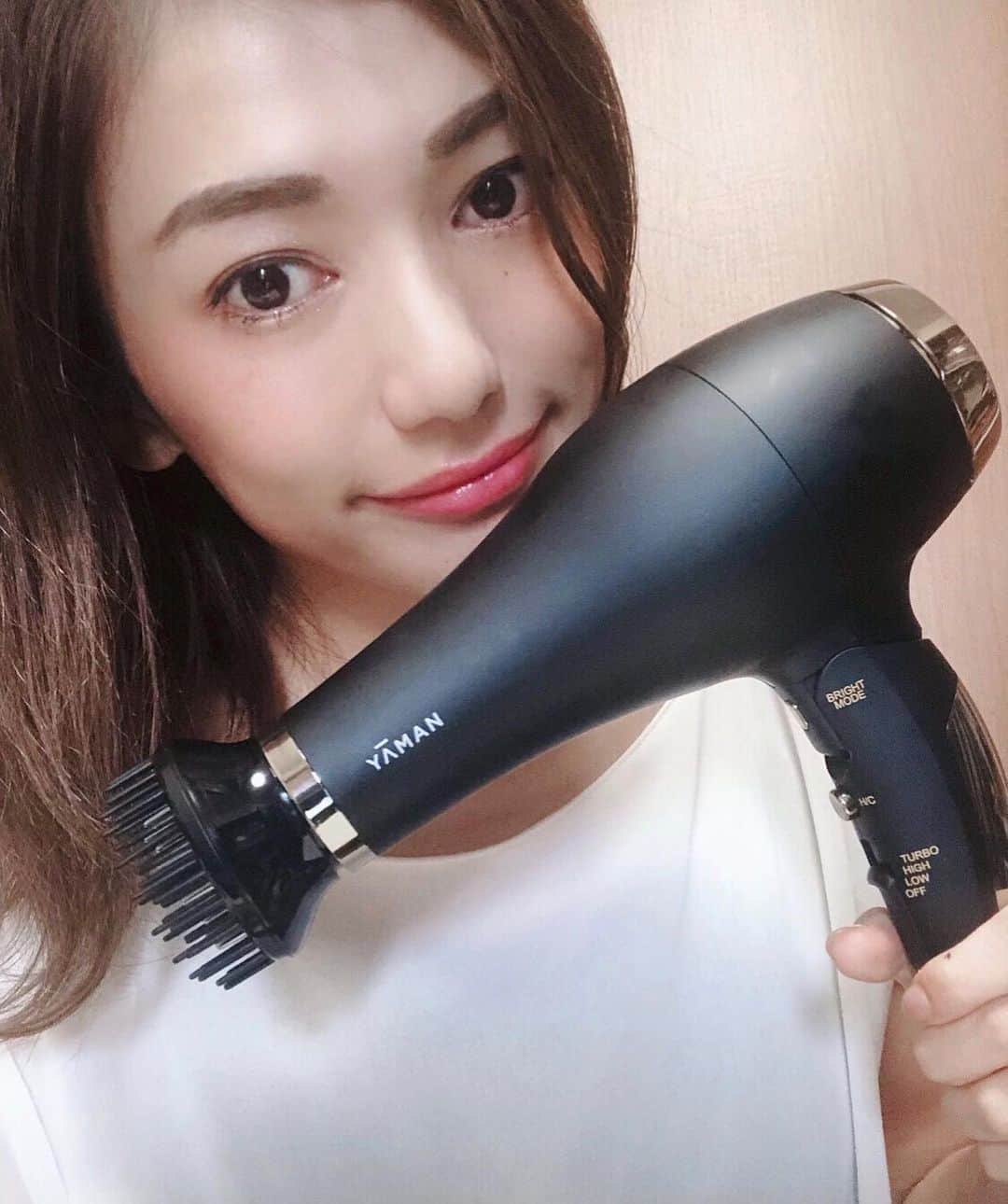 のインスタグラム：「美顔器テクノロジーから生まれた美髪コームドライヤー✨  【ヴェーダブライト】  先端についてるブライトコームで、髪の内部からケアしてつやつやにしてくれる❣️サロン帰りみたいな👍  低温で風量が強くて、ダメージを抑えながら素早く乾く！！毛量多めで乾かすの大変なので助かります🤣✨  サロンもオススメするドライヤーだよ✨  #ヤーマンプロ #ヴェーダブライト #美髪トリートメント #リファドライヤー #レプロナイザー #美髪 #つや髪 #ドライヤー #HairDryer #ヘアケア #hair」