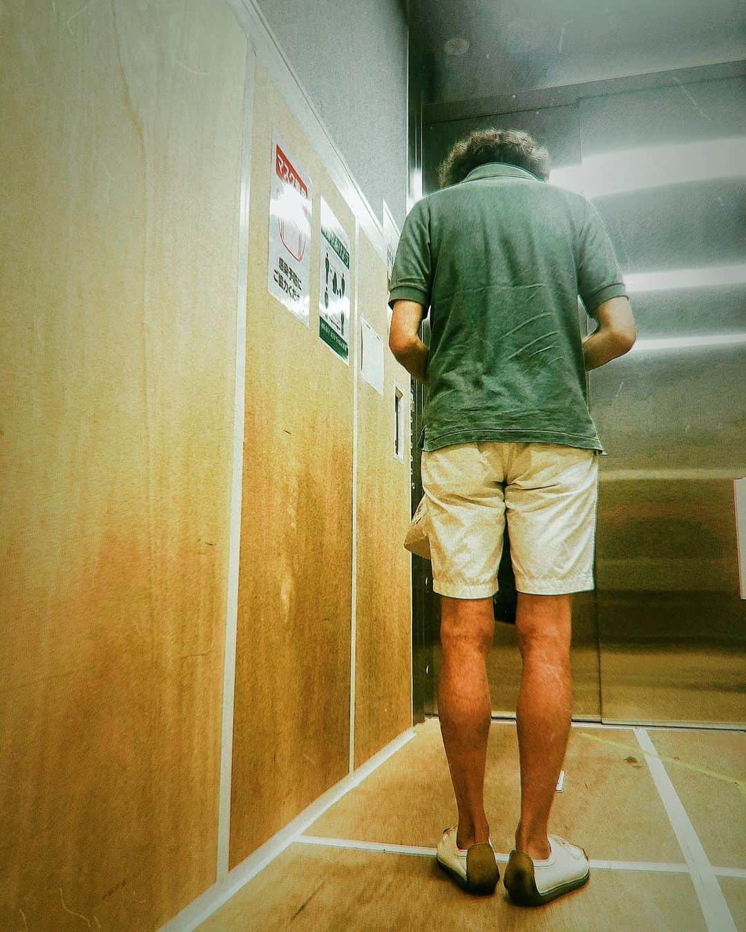 まりゑさんのインスタグラム写真 - (まりゑInstagram)「‪今日も楽しかったなぁ🐖✨‬ ‪#大地‬ ‪明日は昼夜二回公演です✨‬ ‪客席のお客様と共に、この作品を浮遊し謳歌するひとときはたまらないです。毎公演、出てないシーンは、楽屋で爆笑してます。明日もきっとそう🎶‬ ‪我推しのファッションセンスとスタイル抜群です🔥足首萌‬❤️  #大地 #パルコ劇場 #推し #推しのいる生活  #浅野和之 様 #プルーハ #ファッショニスタ  #おしゃぼーい #スタイル抜群 #まりゑカメラ #ゑカメ」7月24日 16時49分 - manmarumarie