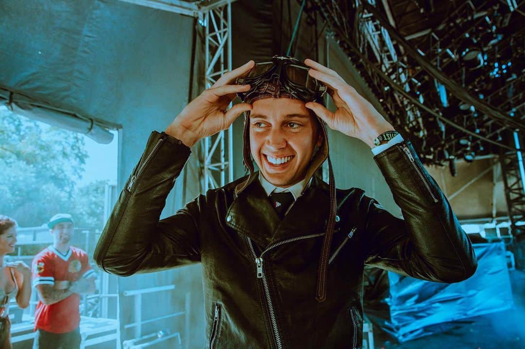 Flight Facilitiesのインスタグラム：「Today the ageless man celebrates another birthday, we only hope you don’t get ID’d at the bottle shop tonight. Happy birthday forever young @u_go_b!」