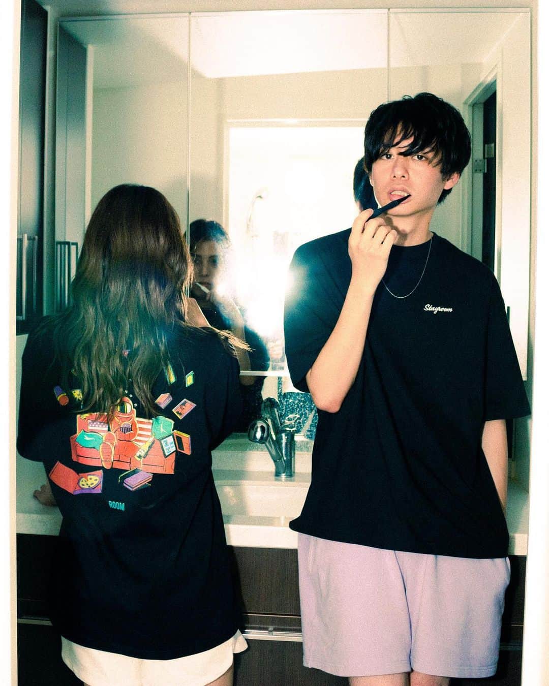 room onziemeのインスタグラム：「•﻿ 🏠📺🏠﻿ ﻿ オンラインフェス番組【STAYROOM】の﻿ スタートを記念して、﻿ STAYROOM オフィシャルルームウェア﻿ 【STARMAN S/S オーバーサイズTee】が﻿ 受注スタート🎉🎉﻿ ﻿ 自宅で最高の時間を過ごしてほしいという﻿ 想いからスタートした番組「STAYROOM」の﻿ オフィシャルルームウェアになります。﻿ ﻿ アメリカンポップイラストに定評のある、﻿ アートディレクター・デザイナー「DIVER」によって﻿ 番組のために描かれたグラフィックを﻿ バックプリントに施し、﻿ ブラックボディを宇宙空間に﻿ 見立てたこだわりの一着。﻿ ﻿ 身幅にゆとりを持たせ、﻿ 程よく肩をドロップさせたビッグシルエット。﻿ ゆったりした印象に﻿ まとまりの出るサイズ設計のため、﻿ 抜け感のある程よいバランスが特徴です。﻿ 襟リブはダブルステッチ、﻿ 袖口と裾は平2本針仕上げになっております。﻿ ﻿ ﻿ ■サイズ﻿ M/L/XL﻿ 着丈 :69/73/77﻿ 身幅 :58/61/64﻿ 袖丈 :23/25/27﻿ 肩幅 :55/58/61﻿ （単位：cm）﻿ ﻿ ■素材﻿ 綿100％﻿ セミコーマ糸﻿ ﻿ ■プリント﻿ シルクスクリーン﻿ (経年変化で使い込むとプリントの風合いが変わります)﻿ ﻿ ■モデル着用サイズ﻿ Lady's﻿ 152cm / Mサイズ﻿ ﻿ Men's﻿ 180cm / Lサイズ﻿ ﻿ ※着用イメージ、受注は﻿  プロフィール記載のURL内﻿  『OFFICIAL EC SITE 』Check!!!﻿ ﻿ ﻿ 【STAYROOM】﻿ 自宅で最高の時間を過ごしてほしいという想いから ﻿ Staycation(Stay+Vacation)をコンセプトに、﻿ あらゆるジャンルをクロスオーバーに提案してきた「ROOM」が手がける、﻿ アーティスト・クリエイターに﻿ フォーカスしたライブ配信番組。﻿ 普段見ることができないアーティストの一面を通じて﻿ 新たな価値を見出し、自身の生活や人生に彩りを﻿ 添えることができる場を提供いたします。﻿ ﻿ 【Diver】﻿ Salvage Designという屋号で﻿ アートディレクター/デザイナーとして関西で活動。﻿ CLUSTERという﻿ フリーランスクリエイター集団を運営している。﻿ ROOMではフライヤーをはじめとした﻿ クリエイティブを担当。﻿ ﻿ --------------------------------------------﻿ #room_jp #stayroom」