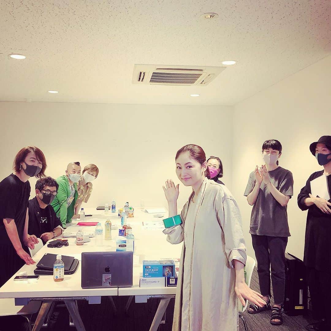 常盤貴子さんのインスタグラム写真 - (常盤貴子Instagram)「本日はShiseido のPRIORコマーシャルのための衣装合わせ✨  いつも愉快なチームPRIORの皆さんと♫  #prior  #shiseido  #イヒヒっ(^^)」7月24日 16時54分 - takakotokiwa_official