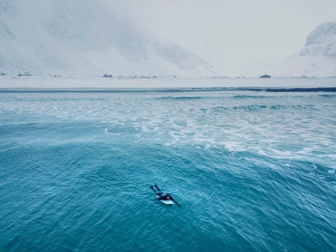 National Geographic Travelさんのインスタグラム写真 - (National Geographic TravelInstagram)「Photo by @andrea_frazzetta  A cold-water surfer paddles out through the breaking waves of the Lofoten sea in Norway. A ride only lasts five to 10 seconds, even for professional surfers. Lovers of this extreme sport come from all corners of the planet to immerse themselves in these waters, where the temperature of the ocean is 6-7°C (43-45°F) and that of the air is around zero. The Lofoten Islands are a place of enchanted beauty within the Arctic Circle.  To see more photos from my travels, follow me @andrea_frazzetta. #arcticsurf #lofoten #norway」7月24日 17時08分 - natgeotravel