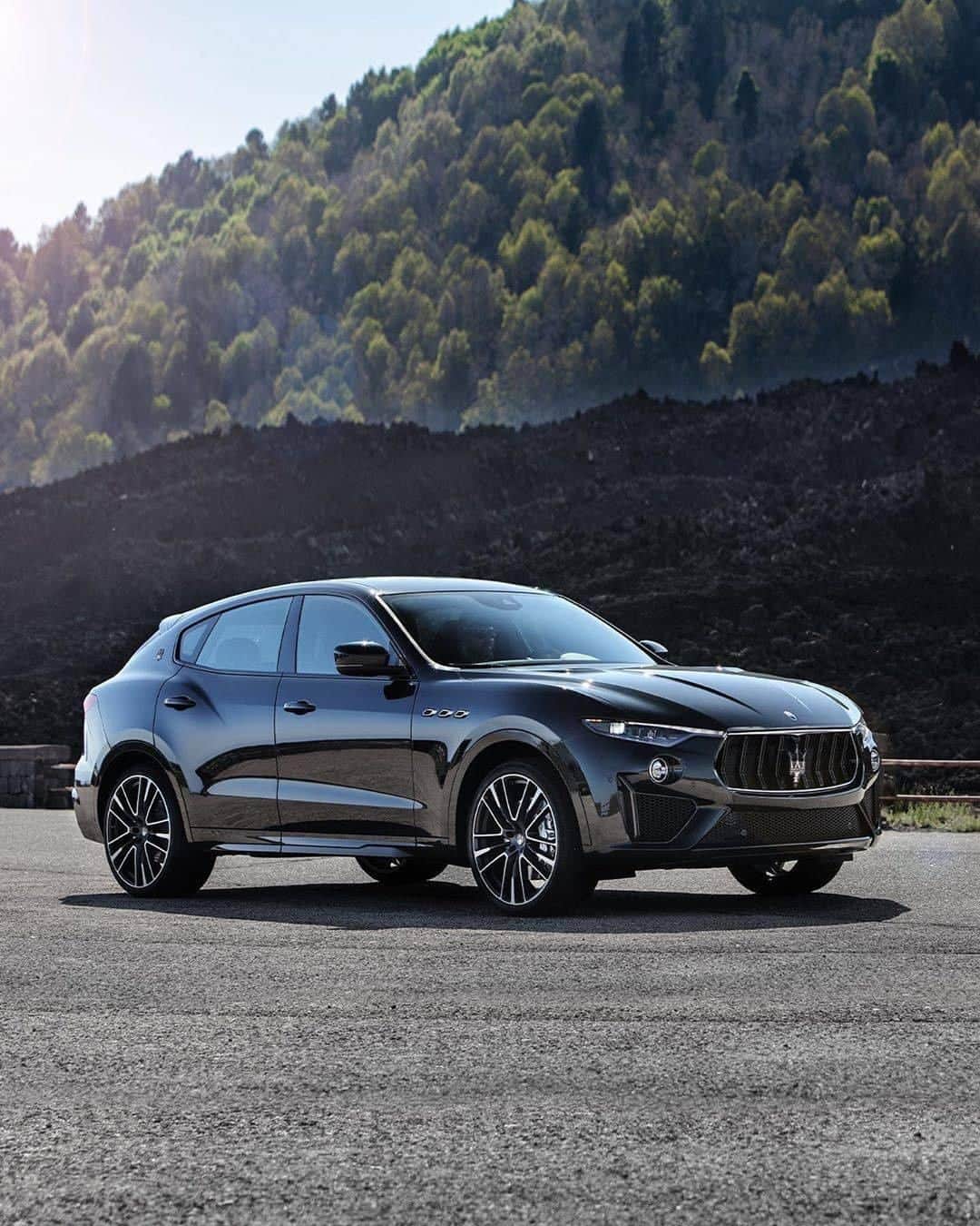 Maserati Japan | マセラティ ジャパンのインスタグラム：「590ps/734Nmを誇る驚異的なパフォーマンスと、ラグジュアリーの幸福な融合。それが、レヴァンテ トロフェオ。  #Maserati #マセラティ #MaseratiJapan #マセラティジャパン #Levantetrofeo #レヴァンテトロフェオ」