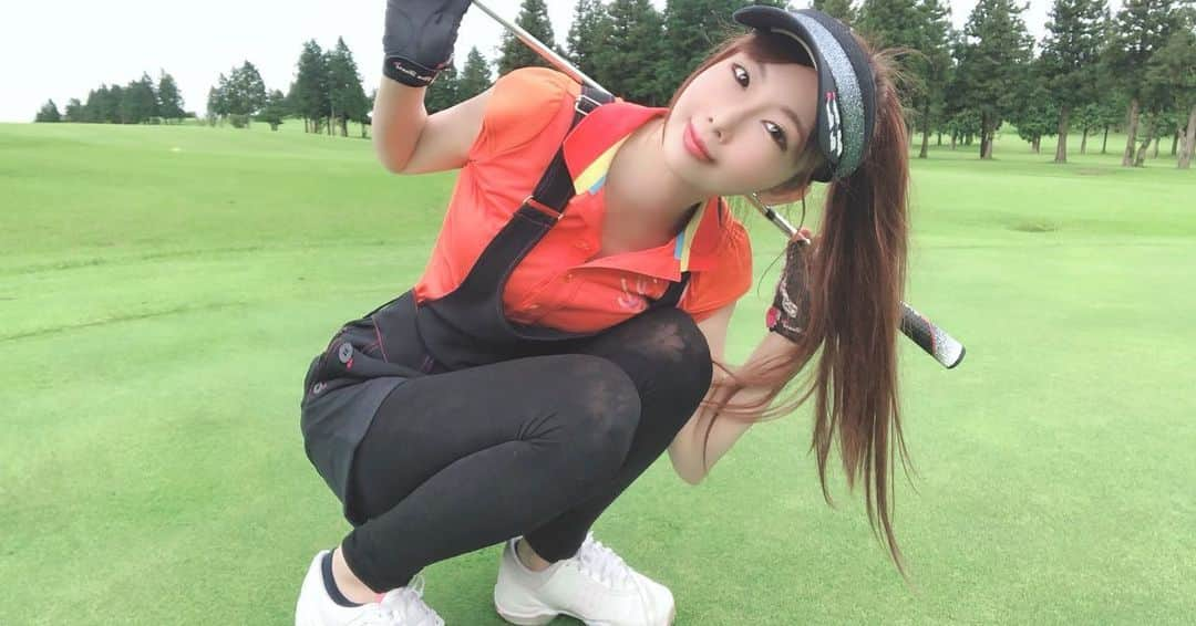 坂地久美さんのインスタグラム写真 - (坂地久美Instagram)「今日は、早朝STARTのスルーで #ゴルフ したよ⛳️💞  緑がいっぱいで、どこまでも続く空の下で深呼吸しながら良い運動になりました❣️  #ゴルフファッション は全て   #VIVAHEART  クラブは、全て #TaylorMade でパターだけ、#ping   パター以外のグリップは、全部ピンクに変えて使ってます💖  ゴルフボールは、 💜シューター久美💜バージョンの #キャロウェイ   #ゴルフ女子 #Callaway #Golf #ビバハート #テイラーメイド #ゴルフウェア #ゴルフコーデ #golfgirl #golfstagram #golflife #golfgame #japan #japanesegirl #sakachikumi #坂地久美」7月24日 17時00分 - sakachikumi