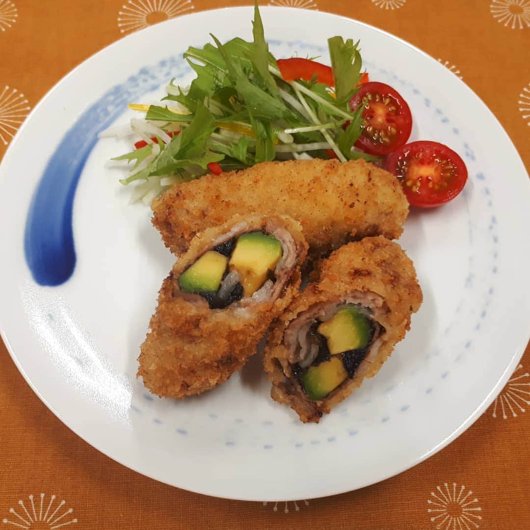 毎日放送「ちちんぷいぷい」のインスタグラム：「✱ 金曜キッチン プロにわがまま  ムチャムーチョ🌵🍴 ・ ‪7月24日☀️ 本日のムチャブリは、 “おじさんも唸るアボカド料理！” ・ 中辻先生が 『アボカドと岩のりのポークフライ』‬でムチャブリを解決💡 ✱ ー材料(２人分)ー ・ アボカド・・・１００ｇ 豚肩ロース薄切り肉・・・１４０ｇ 岩のり・・・２４ｇ 天ぷら衣(粉大さじ３:水大さじ２・２／３) ・・・５ｇ 薄力粉、パン粉、サラダ油・・・各適量  ✱ ー下準備ー Ａ.アボカドは薄く切る。  ー作り方ー ①豚肉を２枚ひき塩をし、アボカドを１枚のせ岩のりを塗りもう1枚のアボカドで挟み巻く。  ②薄力粉、天ぷら衣、パン粉の順につけ１７５℃の油で４分揚げる。  ③②を半分に切る。 ✱ https://www.mbs.jp/puipui/pm_kitchen/2020/07/24.shtml」