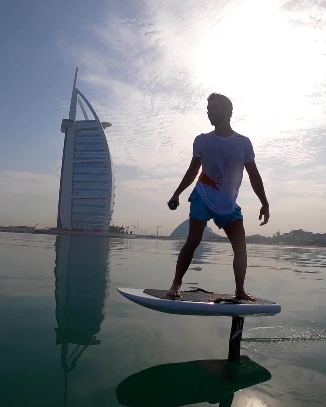 レッドブルのインスタグラム：「if magic carpets were invented today 😍  🏄‍♂️ : @omeir_saeed #redbull #givesyouwings #foiling #dubai」