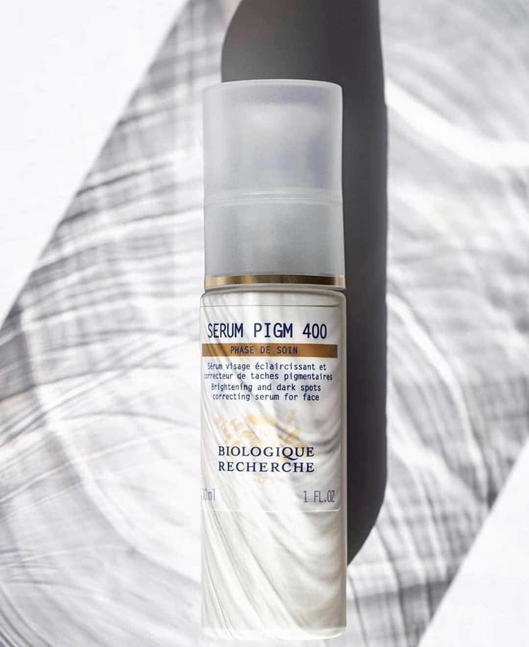 のインスタグラム：「Sérum PIGM 400 - осветляющая сыворотка для кожи с пигментацией!   Пигментные пятна появляются из-за повышенной секреции и неравномерного распределения меланина, а также из-за накопления липофусцина (окисленных липидов и белков) в верхних слоях эпидермиса. Главная причина гиперпигментации - воздействие солнца (63%). Другие причины: гормональные нарушения, процесс старения и генетическая предрасположенность.  Сыворотка PIGM 400 специально разработана для предотвращения появления пигментных пятен, уменьшения  существующих пятен, выравнивания и осветления тона кожи.  Сыворотка также борется со свободными радикалами, замедляя тем самым старение кожи.  #BiologiqueRecherche #FollowYourSkinInstant #BuildingBetterSkin #biologiquerechercherussia」