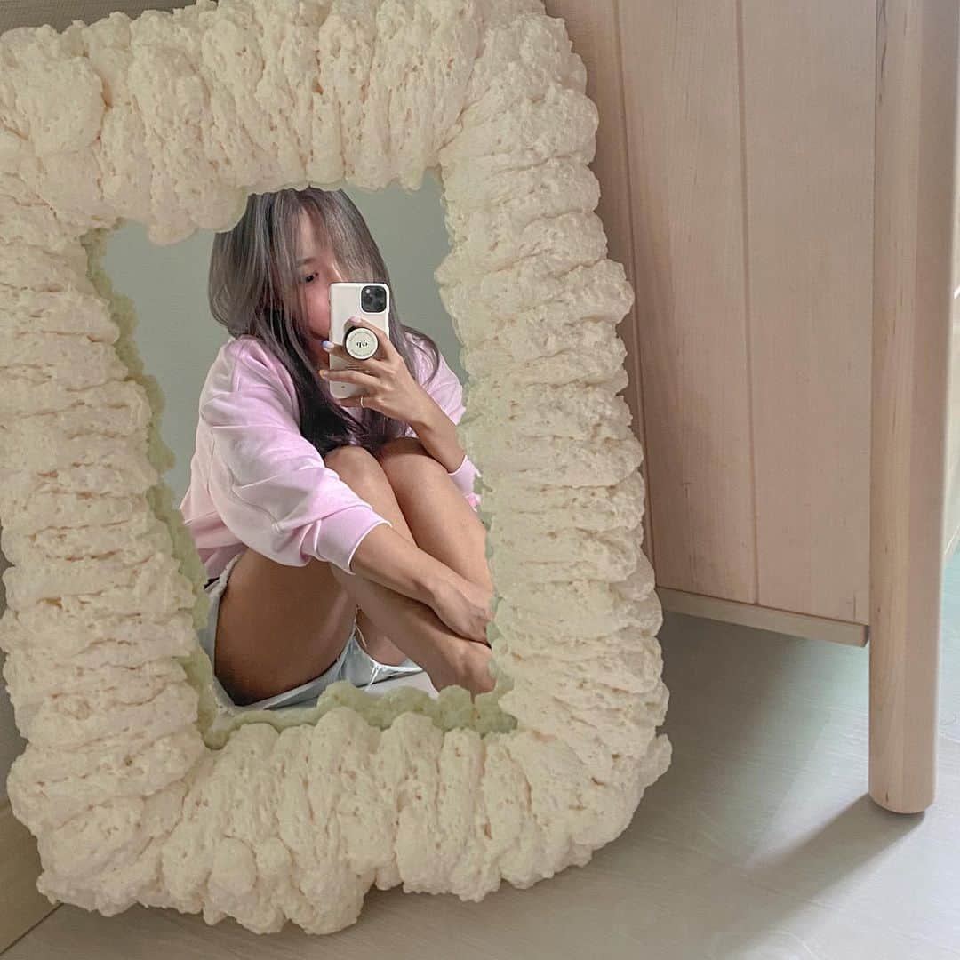 キム・ダヘのインスタグラム：「바꾼 헤어컬러는...!!! 애쉬퍼플+그레이+카키 컬러가 너무 예뻐서 진짜 대만족... 저번에 탈색두번에 염색한번하구 이번에 또 염색입혔는데 머릿결이 안상했어요...(?) 밀크밤 사랑해....」