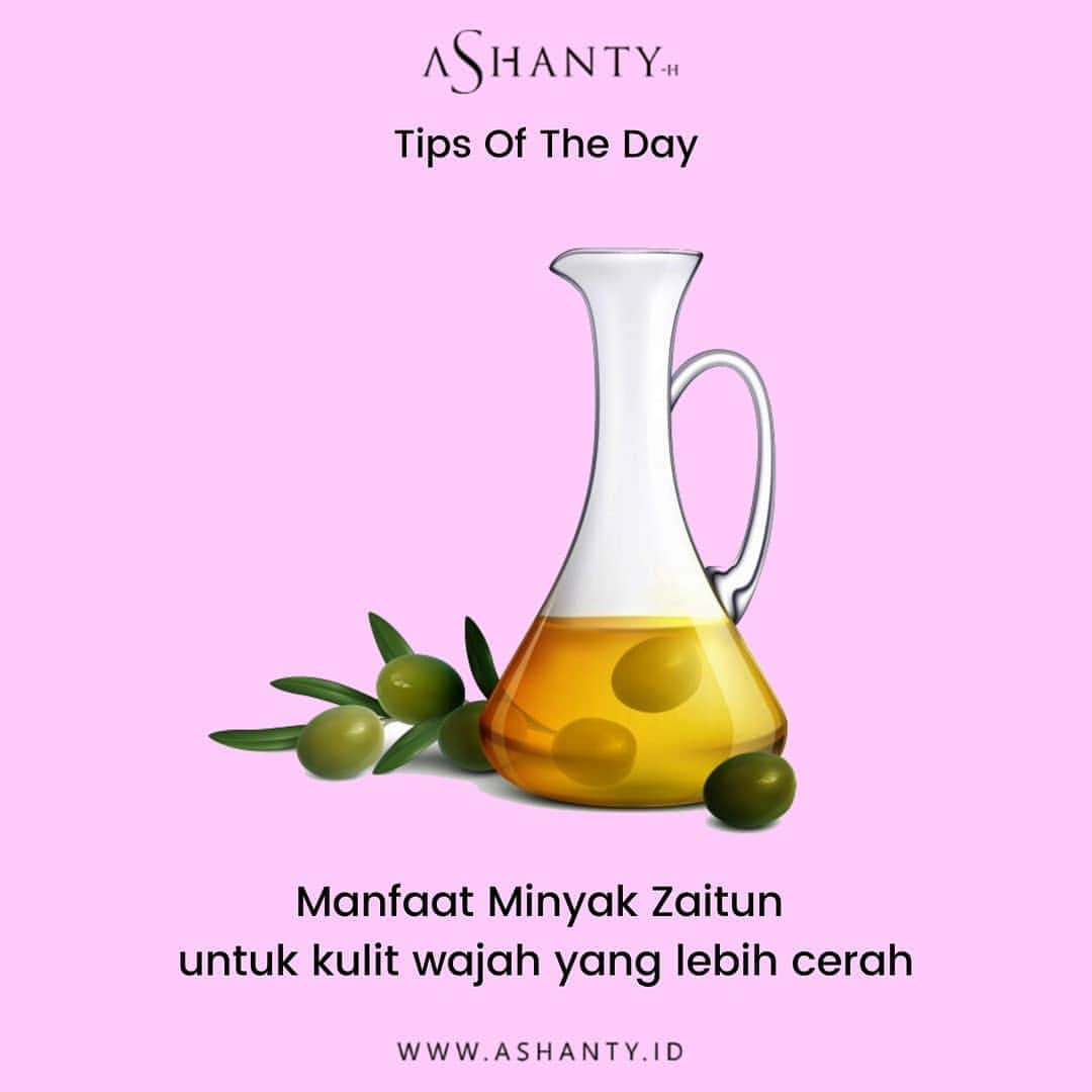 ASHANTY BEAUTY CREAM OFFICIALのインスタグラム：「Minyak zaitun merupakan minyak yang kaya akan nutrisi, nutrisi yang terdapat didalamnya sangat bermanfaat untuk kesehatan kulit. Vitamin E, vitamin D, vitamin A dan vitamin K yang terkandung didalam minyak zaitun kadarnya cukup tinggi sehingga membantu dalam meningkatkan kecerahan kulit wajah. Kandungan omega 3, 6 dan 9 serta zat besi yang terdapat dalam minyak zaitun baik dalam menunjang kesehatan kulit, dan mampu meregenerasi sel-sel kulit yang mengalami kerusakan.  Minyak zaitun terbaik yang bisa anda pilih adalah minyak zaitun murni dan bebas dari bahan kimia, biasanya yang murni dan paling lengkap nutrisinya adalah minyak zaitun yang berjenis ekstra virgin olive oil.  Cara mencerahkan wajah dengan minyak zaitun:  a. Menggunakan masker minyak zaitun murni, artinya tanpa adanya tambahan bahan lain. Anda bisa langsung mengoles ke seluruh bagian wajah yang sebelumnya sudah anda basuh dengan air hangat. Pastikan tangan anda dalam kondisi steril, setelah dioles anda bisa memijat perlahan wajah anda. Diamkan kurang lebih 15-20 menit.  b. Menggunakan masker minyak zaitun yang dicampur dengan putih telur. Cara menggunakannya pun seperti diatas, namun perbedaannya ketika masker ini disiapkan, aduk lebih dulu antara minyak zaitun dan putih telur hingga merata.  c. Menggunakan masker minyak zaitun yang dimix dengan yogurt. Yogurt merupakan produk hasil fermentasi, punya kandungan asam laktat yang baik untuk membuat wajah lebih cerah.  Sumber : shorturl.at/ilLTY  _____________________________ Informasi dan pemesanan  Ashanty Beauty Cream Chat Via WA: 081293823950 WA: 087778489900 WA: 085781140354 WA: 081287388885 ⚡️ Fast Respons Click Link On Bio Instagram @ashantyid ❣️ ______________________________ #ashantybeautycream #creamashanty #skincareashanty #skincare #skincareartis #skincarelokal #creamwajah #creamperawatanwajah #obatjerawat #jerawat #kosmetik #krimwajah #creamwajah #whiteningcream #ashantyid #ashanty #ahha #kepastian #aurelhermansyah」