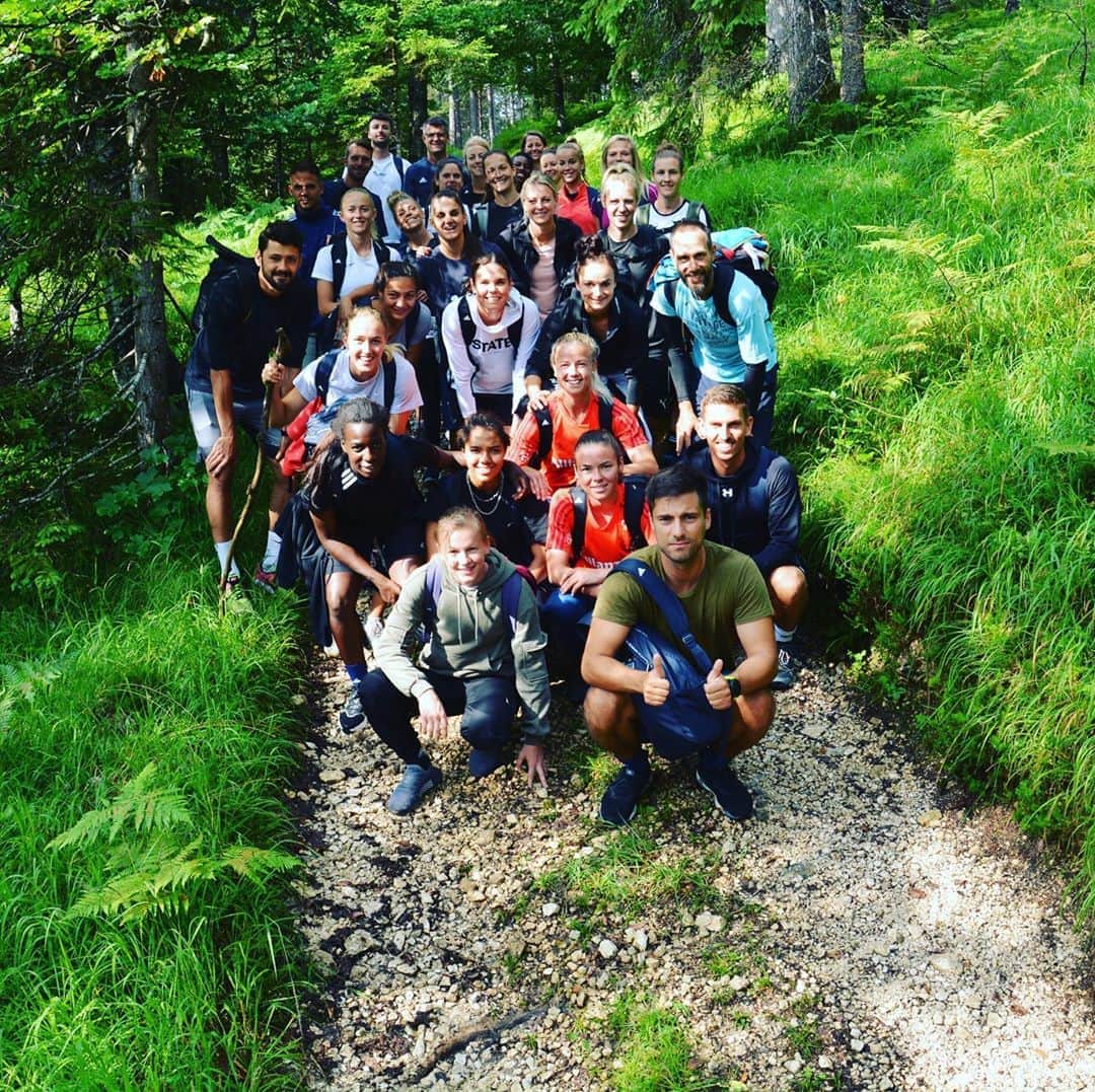 Lina Magullのインスタグラム：「Second family ❤️ #fcbayern #Team #miasanfrauen #österreich #gracias」
