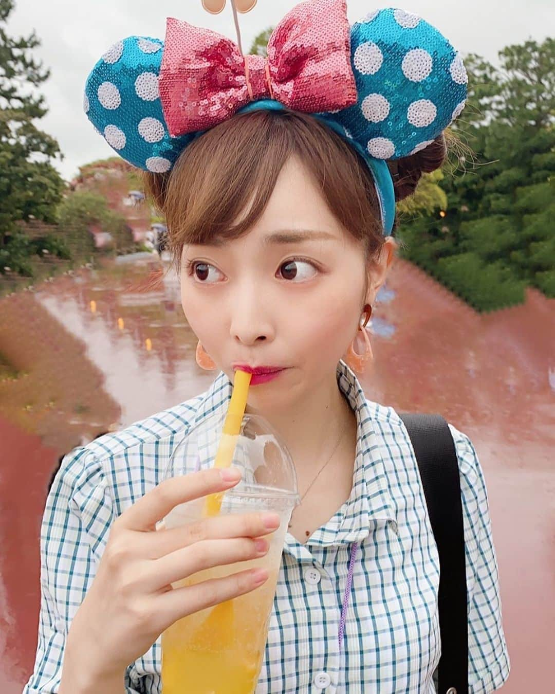 赤間有華のインスタグラム：「ディズニーの思い出シリーズ🏰🧡 。 新メニューの#スパークリングゼリードリンク 🌈さっぱりしてて夏にピッタリ～🌞🌴ハニーレモン味です！ 。 📍キャプテンフックス・ギャレー《ファンタジーランド》 。 写真と食べてる時だけマスク外してます😷 #ディズニーフード#東京ディズニーランド#ディズニーランド#キャプテンフックスギャレー」