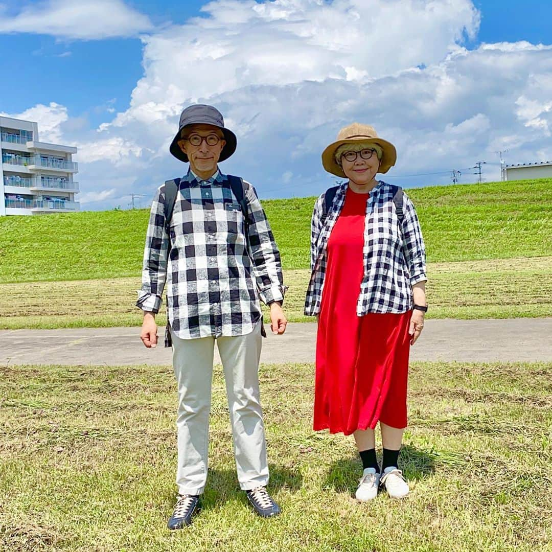 bon ponさんのインスタグラム写真 - (bon ponInstagram)「先日の広瀬川散歩🚶‍♂️🚶‍♀️ この日も梅雨であることを忘れそうなピーカンでした☀️ 広瀬橋〜千代大橋までの1周コース。自宅から1時間半、約6kmで8300歩位です(ponの歩幅で)👟👟 自宅から歩いて行けるので、広瀬川散歩の定番コースになりそうです。 8000歩でもかなり歩いた気がするのに、10000歩あるくのは大変💦 無理のない程度に続けたいと思います😊😊 ＊ bon ・帽子(無印良品) ・シャツ(Sunny Clouds) ・パンツ(UNIQLO) ・靴(アサヒメディカルウォーク) pon ・帽子(楽天) ・ワンピース(GU) ・シャツ(UNIQLO) ・靴(アサヒメディカルウォーク) ＊ ＊ #広瀬川散歩 #散歩 #ウォーキング #夫婦 #60代 #ファッション #コーディネート #リンクコーデ #夫婦コーデ #グレイヘア #白髪 #共白髪 #couple #over60 #fashion #coordinate #instafashion #instagramjapan #greyhair #bonpon511」7月24日 17時13分 - bonpon511