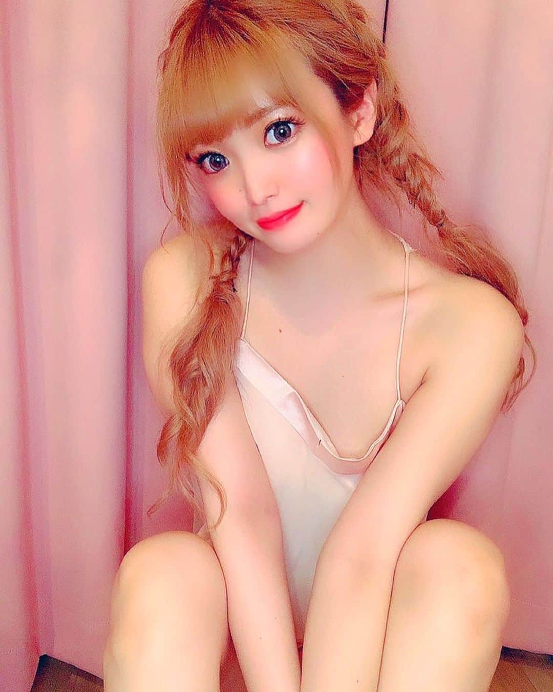 のインスタグラム：「あなたに夢の中でもう一度抱かれたなら拒みきれないそんなそんな気がして💋  この歌詞とてもすき！ . . .  . .  #burlesquetokyo #バーレスク東京 #スーパーバーレスク #japanesegirl  #インスタ映え #六本木 #歌舞伎町  #おうち時間 #パジャマ #部屋着  #かわいい #推し #アイドル  #モデル #笑顔 #smile  #キャバ嬢  #ギャル #清楚 #前髪ぱっつん #ボブ  #ルームウェア　#三つ編みアレンジ」