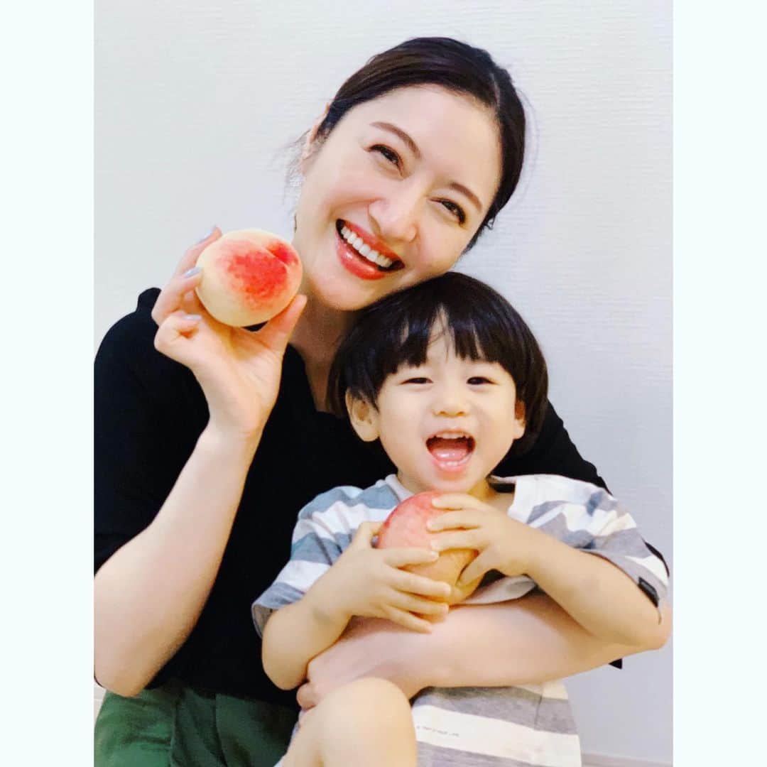 田澤友子のインスタグラム：「. 本人→桃病🍑（※注） 甥っ子２歳→リンゴ病🍎（※注）＋ 桃病も発病 . ※注釈…好き過ぎる病 . . 旬のフルーツ 桃は、美肌効果と整腸作用✨ . リンゴも疲労回復など、言わずと知れた万能薬のような 様々な効能があります🍎 . チラッと好きなものを言ったことを覚えていてくださる お客様達にはいつも感謝しかありません😭✨ . . 適量を食べて、猛暑を乗り切りましょうー！ . . #桃 #peach #リンゴ　#apple #フルーツ　#fruits #甥っ子すくすく成長中 #果物協会からのオファーお待ちしています #３枚目は魔女のような伯母 #田澤友子 #タザワトモコ」