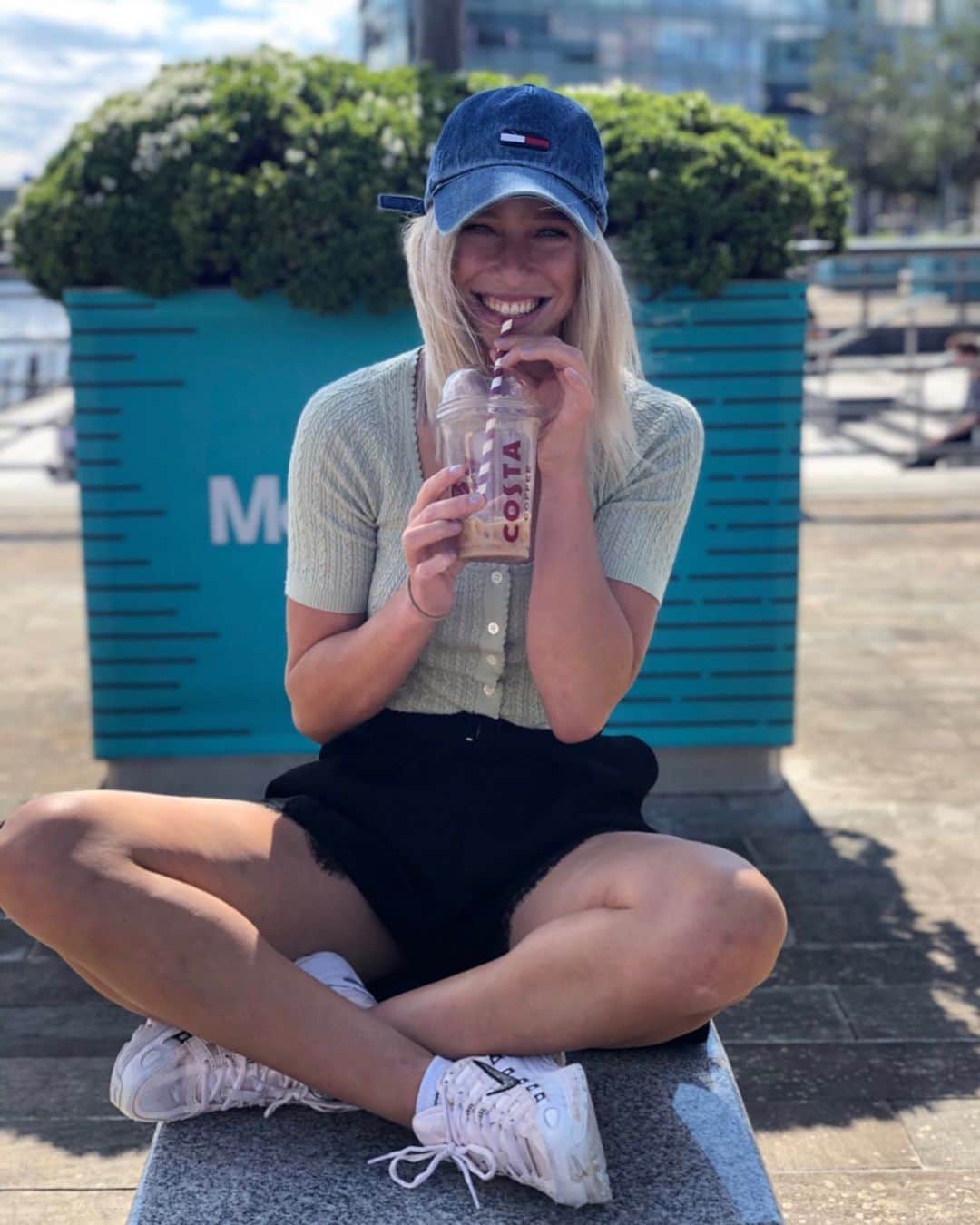 ジャッキー・グローネンのインスタグラム：「Hoeveel costa ? (verkeerde pet I know @jenzel07 )」