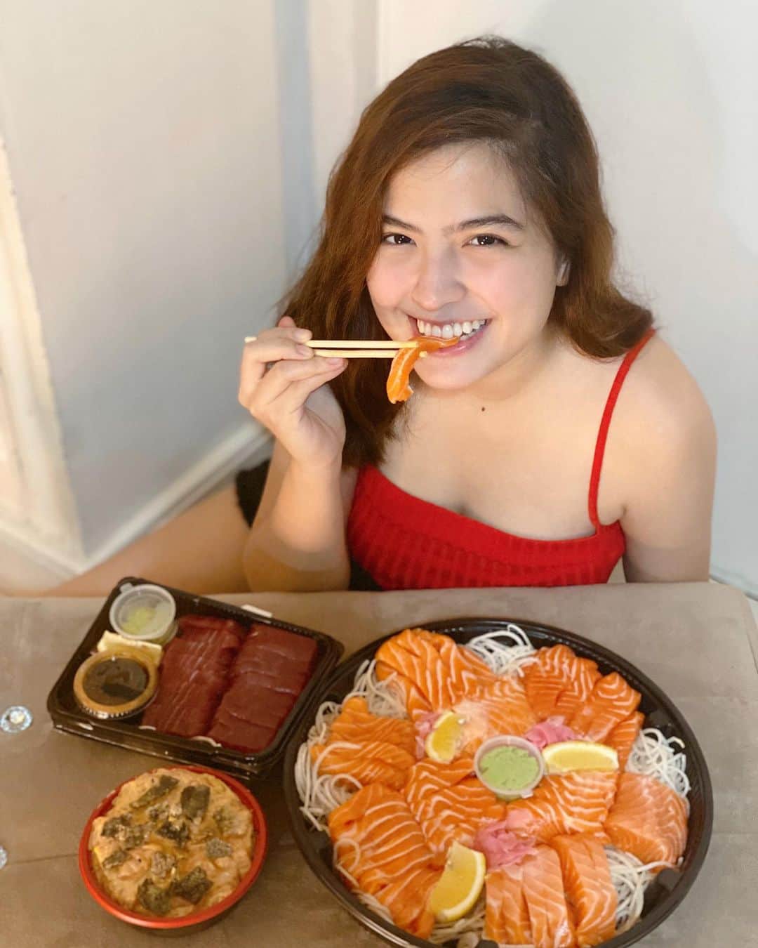 Alexa Ilacadさんのインスタグラム写真 - (Alexa IlacadInstagram)「The way to my heart is through @thegoldencatchph’s airflown sashimi 🥰 Their sashimi-grade norweigan salmon is always fresh and never frozen- true salmon sashimi lovers like me would know the difference 😉 Every bite just melts in my mouth. I can’t get enough!! 🤤 Good thing they have a new batch coming from Norway this July 25-31. They get sold out fast so message them for your orders ASAP. I know I will 😇」7月24日 17時29分 - alexailacad