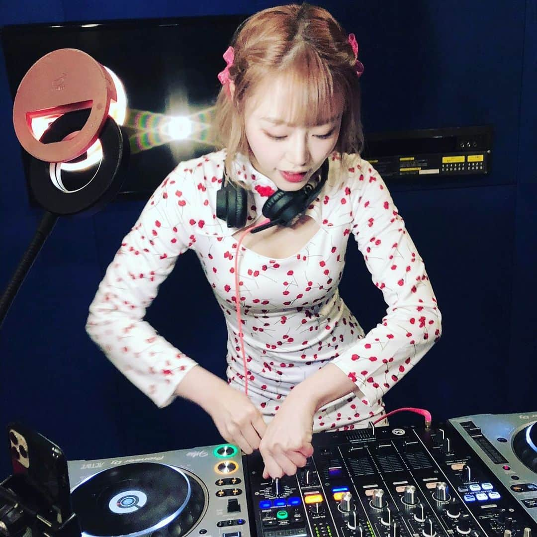 ファンスタープロモーションさんのインスタグラム写真 - (ファンスタープロモーションInstagram)「DJ MAO!!!💕✨🎵  #浜崎真緒 #DJMAO #初めての17live配信  #AV女優」7月24日 17時32分 - funstar.kuwa