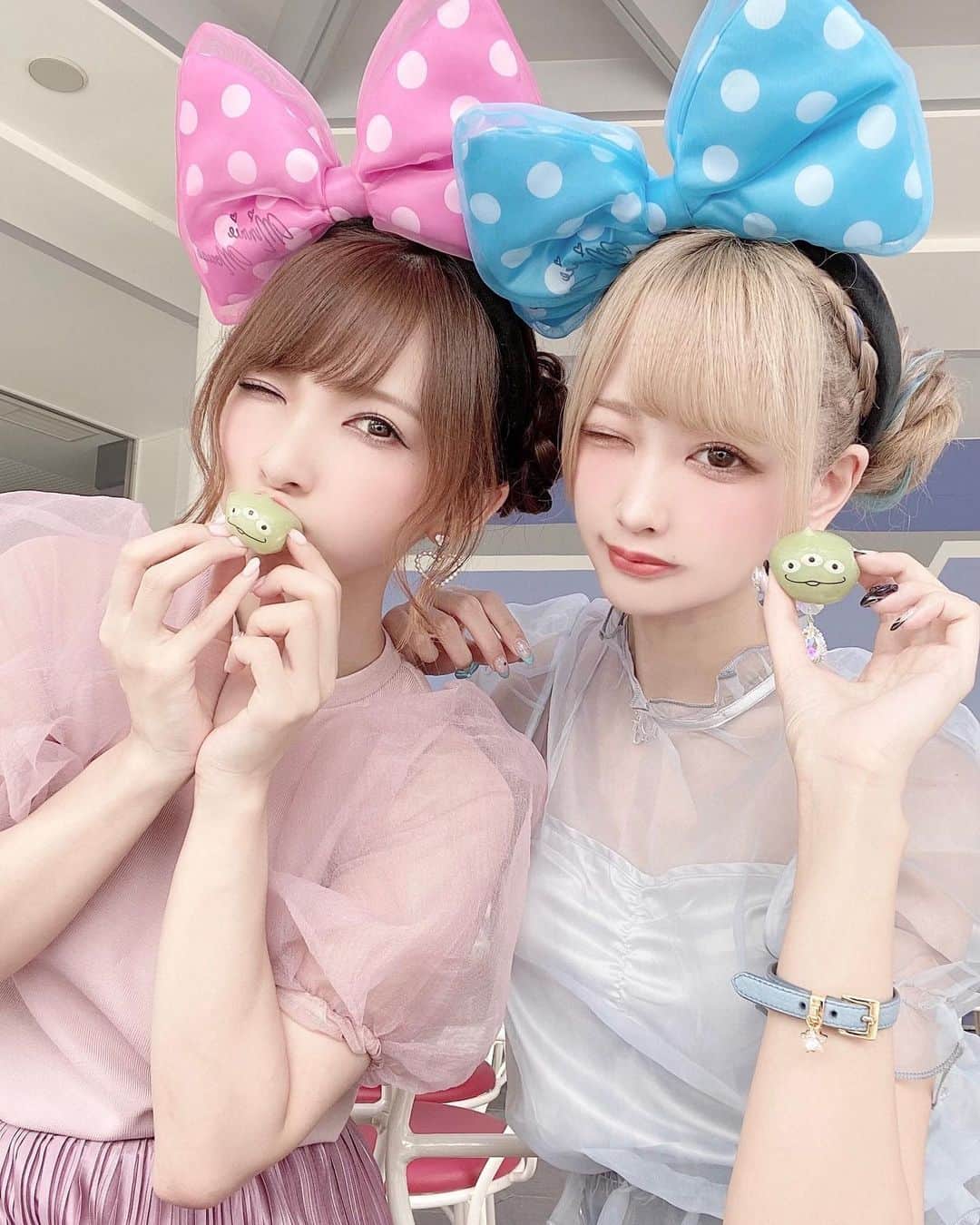 のインスタグラム：「♡ ． ゆゆぼん🍒ディズニー🏰🎀 ． ． カチューシャも服も さきさんが貸してくれた💖 本当に楽しかったな🌟 ． ． ヘアセットはヲタクさん🤍 ( @otaku_hairdresser ) ． ． ． #ディズニー #ディズニーランド #東京ディズニーランド #ディズニーコーデ #ピンク #ピンクコーデ #ビジョビ #ミニーマウス #ミニー#disney #disneyland#tdl #tdr #tokyodisneyland #ビジョビ #リトルグリーンまん  #リトルグリーンメン #双子コーデ #ゆゆぼん🍒  ． ♡」