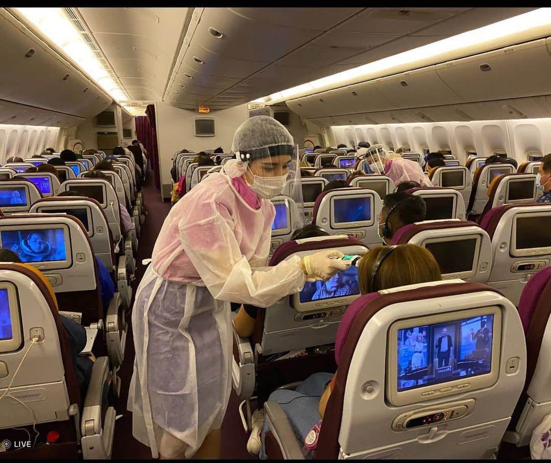 タイ航空さんのインスタグラム写真 - (タイ航空Instagram)「บริษัท การบินไทยฯ จัดเที่ยวบินพิเศษรับคนไทยจากฮ่องกงที่มีความประสงค์เดินทางกลับประเทศไทย โดยให้ความร่วมมือกับกระทรวงการต่างประเทศของไทย และสถานกงสุลใหญ่ ณ เมืองฮ่องกง จัดเที่ยวบินรับผู้โดยสารชาวไทยจำนวน 155 คนเดินทางมาในเที่ยวบินที่ ทีจี 607 เส้นทางฮ่องกง-กรุงเทพฯ ออกจากฮ่องกง เมื่อวันที่ 23 กรกฎาคม 2563 เวลา 20.45 น. (เวลาท้องถิ่น) ถึงกรุงเทพฯ เวลา 22.25 น. โดยมีพนักงานการบินไทยและหน่วยงานที่เกี่ยวข้องที่ท่าอากาศยานฮ่องกง  และท่าอากาศยานสุวรรณภูมิ ร่วมปฎิบัติหน้าที่ประสานงานและอำนวยความสะดวกให้แก่ผู้โดยสาร นอกจากนี้ การบินไทยยังได้ทำการขนส่งสินค้าในเที่ยวบินทั้งขาไปและขากลับด้วย  การบินไทยมีความยินดีในการปฏิบัติภารกิจอย่างต่อเนื่อง เพื่อให้พี่น้องชาวไทยที่ประสงค์เดินทางกลับบ้านในเที่ยวบินต่อๆไป ได้กลับบ้านโดยสวัสดิภาพ  On 23 July 2020, THAI operated the repatriation flight from Hongkong to Bangkok THAI still fly to bring Thai people home. #tg607#ThaiAirways #TGBecauseWeCare」7月24日 17時36分 - thaiairways