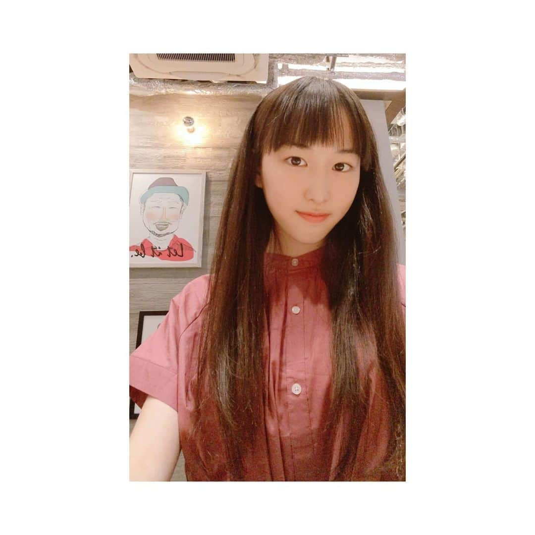 山下森羅さんのインスタグラム写真 - (山下森羅Instagram)「今日は前髪のカットとトリートメントに行ってきました( ´ ▽ ` )ﾉ  つやつやで、サラサラになっててびっくり😳‼️ その後、たこ焼き屋さんでたこ焼き食べました😋🍴💕 美味しかったです！  #前髪カット #美容院 #トリートメント #ヘアアレンジ #ヘアカット #中学2年生 #中学生 #jc #jc2 #ヘアスタイル #GU #たこ焼き #美味しい #マチトム #スターダスト #jouer #hairstyle #ストレートヘア #ヘアサロン」7月24日 17時38分 - shiira_yamashita0922