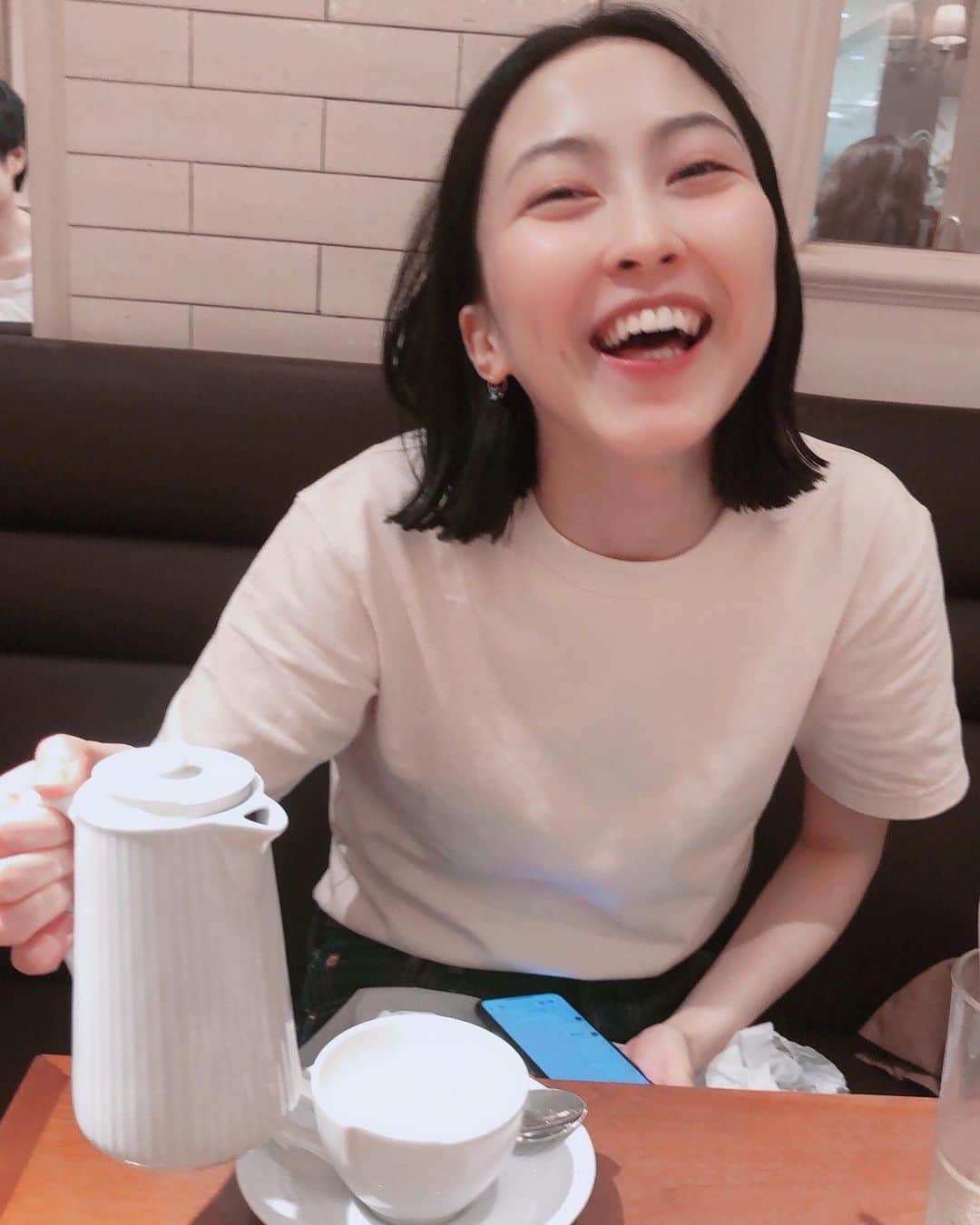 平川はる香のインスタグラム：「. ご覧の通り、ハーブスでロイヤルミルクティーを2杯飲む程、わたしは元気です🙆🏻‍♀️ . 公演中止を受けて、あたたかいお言葉沢山頂きました。 いつもありがとうございます🙏🏻✨ . もう、今年は何があっても驚かないわ！！！笑笑 引き続き、諦め悪くしぶとく俳優やって行きますので、今後ともご贔屓に🕊 . .」