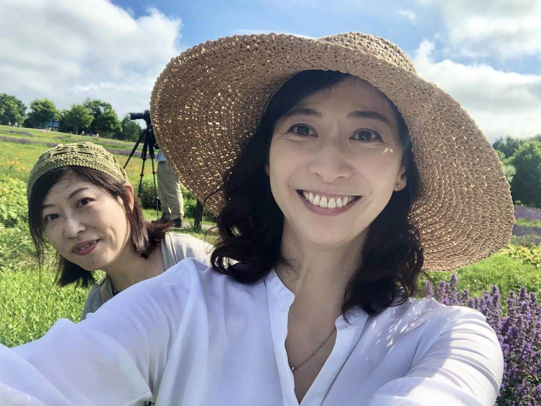 のインスタグラム：「今日はMVの撮影でした！先日の続きで今日は野外での撮影でした！  とーっても素敵な場所で、曇りの天気予報も晴れて無事に終了しました♪ 仕上がりを楽しみにしていて下さい🌸 写真は、今日色々と手伝ってくれたmomoさん💕 MVの曲は『碧色のドライブ』です。まさにmomoさんと、碧色のドライブでした！色々と撮影場所を巡って、80kmほど運転したよ〜🚙 カメラマンは鹿野内太一さんです！  #碧色のドライブ #北広アキ #鹿野内太一 #MV撮影」