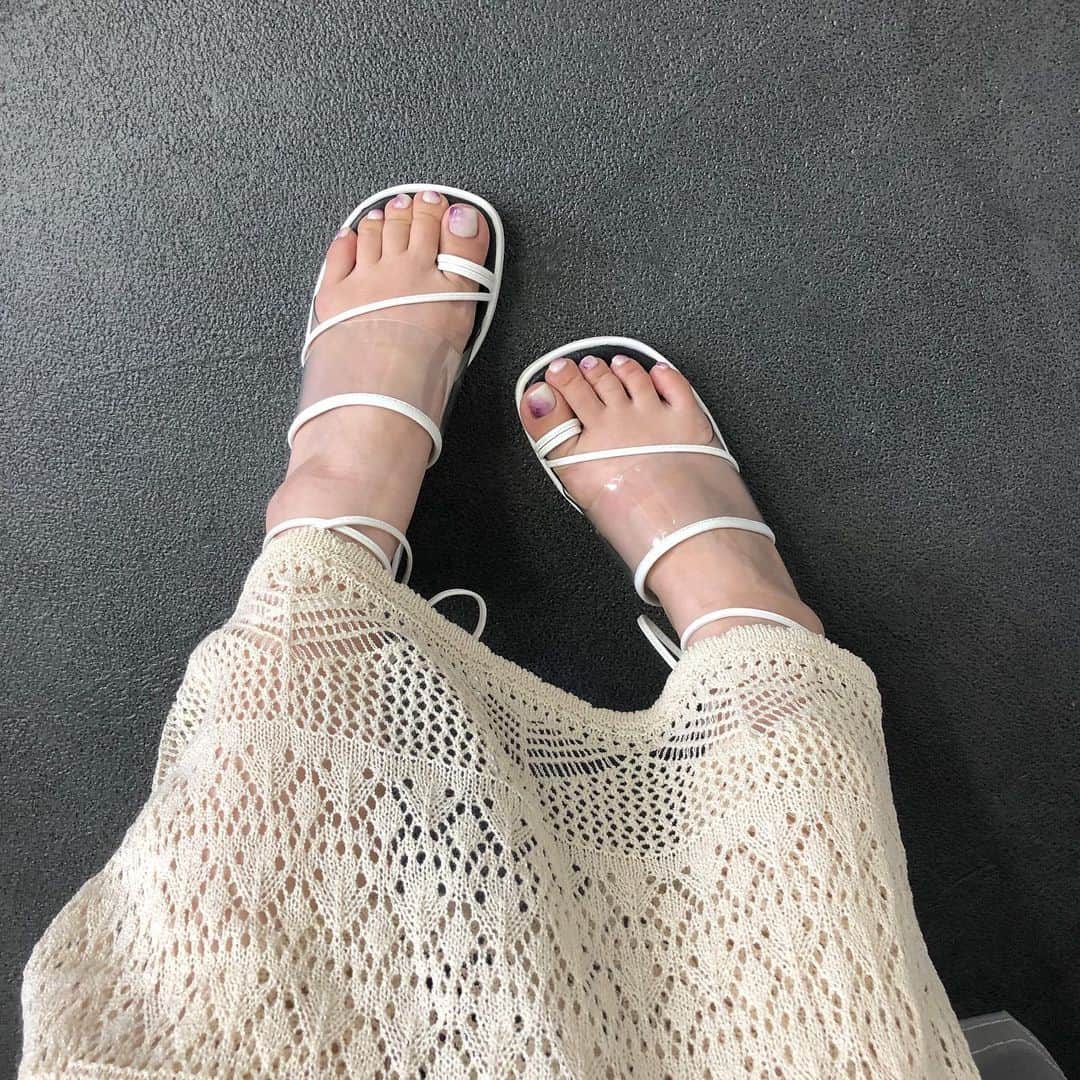 北岡りえのインスタグラム：「紫と白〜 @urara___roomnail  ありがとうです💜  スカートは新作　@seah_maisonatelier   #footnails  #footnaildesign」