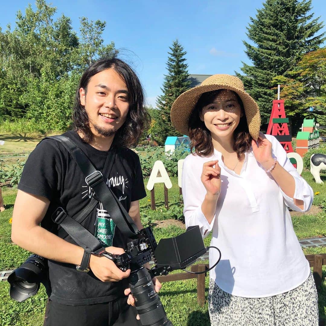 のインスタグラム：「今日のMV撮影の監督＆カメラマンの鹿野内太一さんとパシャ♪ こんな風に撮るんだぁと感心することばかりです😊 私自身仕上がりがとても楽しみです✨  #碧色のドライブ #北広アキ #鹿野内太一 #MV撮影」