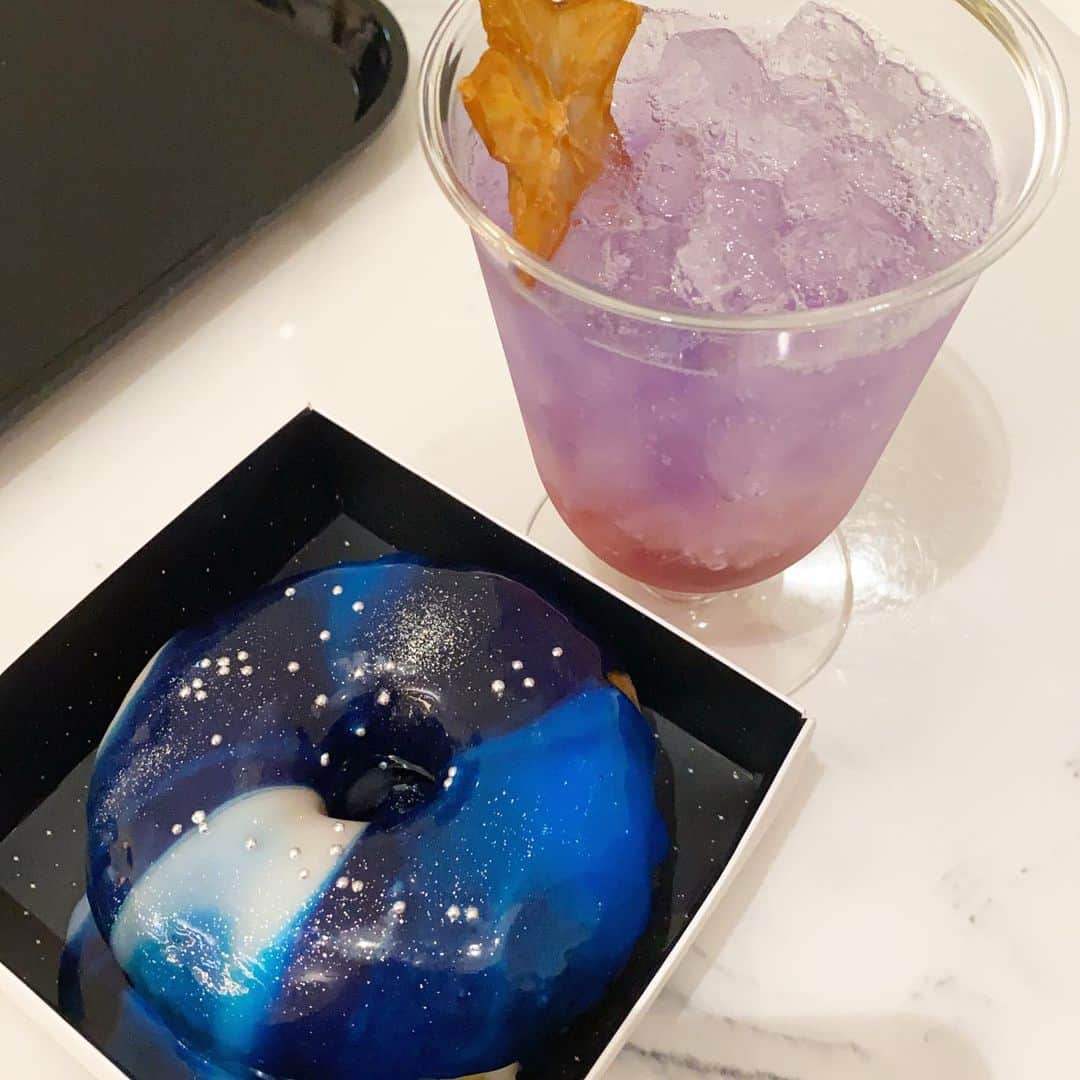 相馬絵美さんのインスタグラム写真 - (相馬絵美Instagram)「プラネタリウムに併設していた「cafe Planetaria」 メニューが見た目も名前も可愛くてきゅんきゅんした件。  ✴︎星雲をイメージした紫芋のソフトクリーム「Nebula Soft Serve」🍦  ✴︎銀河をイメージしたドーナツ「Galaxy Donut」🍩  ✴︎ラズベリーとレモンをベースにしたノンアルコールカクテル「Mars」🥤  可愛すぎ。目からトキメキ頂きました🙏  #プラネタリウム #宇宙 #銀河 #スイーツ #星 #銀座 #きゅんきゅん」7月24日 17時46分 - somaemi