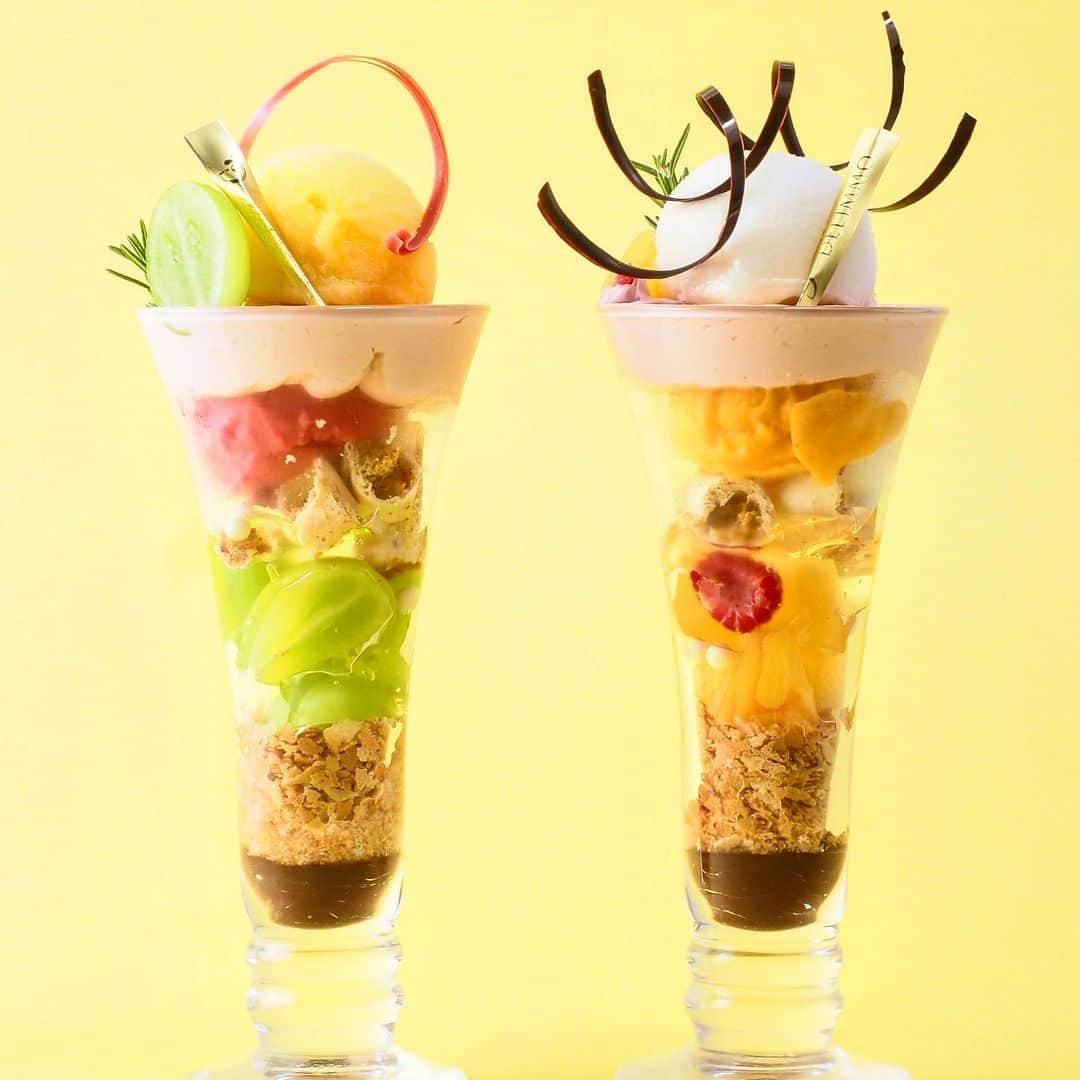 eguchikazuakiのインスタグラム：「パフェ食べたいなー‼️ このパフェは目白店限定なんです、カウンターの目白店で食べるパフェ😭 私が座ってたらな、邪魔だからな、、、。 インスタ見てくれてるなかなか食べに行けない方と同じ気持ち、いまから食べた気になろう👍 ・ 左側は ルビーマスカットユズ シャインマスカットとルビーチョコレート、さらにフランボワーズとゆずのソルベ😱こんな爽やかなパフェ食べてご覧なさいよもうさ、ジュレはローズマリーらしいわよ ・ それでね右側はね トロピカルパインっていうのよ パインは少しコンポートにしてね、またまたルビーチョコレートクリーム。ライチとマンゴーのソルベ、サクサクのメレンゲなんかも入ってるみたい‼️ ・ もうどうなってるのよホントに‼️ と、食べたことありそうなマダム風にお伝えしました。 ・ 大丈夫。そんな無理して食べに来なくてもいいです、スタッフにたまに会いにきてくれるだけで😊 まだまだ終わらないから私はパフェ食べれませんが、どうか食べた感想を教えてくださいね、次も次もその先も準備しています🍎🍊🍇 楽しみにしていてくださいね👋🏻 ・ #delimmo #デリーモ #目白 #パフェ #チョコレートパフェ #ルビーチョコレート #マスカット #ゆず #シャインマスカット #マンゴー #夏だね #プール #行きたいな #新しい生活様式 #新しいパフェのある生活 #パティシエ #ショコラティエ #eguchikazuaki #江口和明 #がんばるぞ」