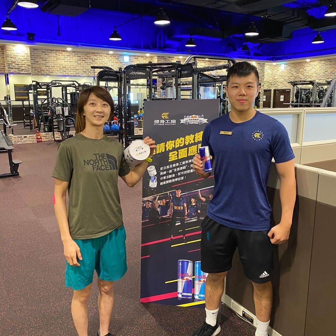 ホン・イン・リーのインスタグラム：「#健身工廠就是我的運動場  挑戰成功⭕️ @yiii_chien  #redbull健身開戰吧」