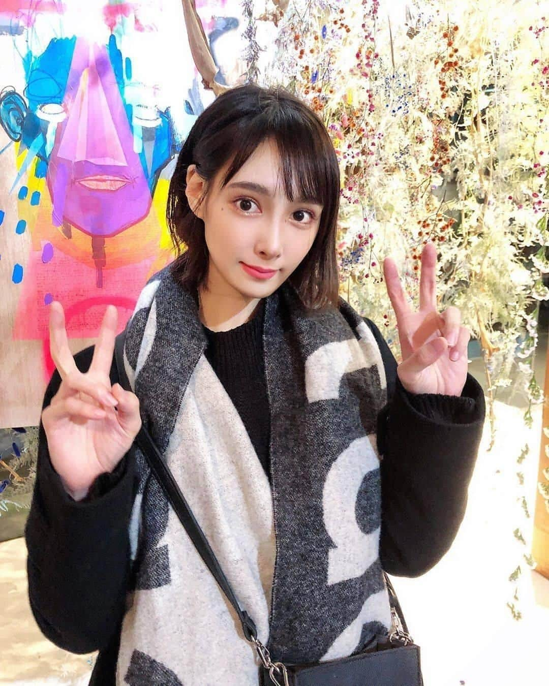 美女部屋のインスタグラム：「". 美女部屋では いまインスタグラムで注目すべき美女をご紹介します🌹 . 今回ご紹介させていただくのは森 彩香 Ayaka Mori 🏹♥️ 骨格矯正師さん<@ayarin_6v6> @ayarin_6v6 さんのアカウントには 他にも素敵な投稿がたくさんあるので是非見てみてくださいね✨  いいねコメントフォロー で、応援お願いします！👏 . @bijo.room #美女部屋 LG styler レポ第3弾！！ 今日はみんながきっと困ってる冬服について！！ 冬服ってなかなか洗えない生地の物が多くてお洗濯が大変だと思うんです（ ; ; ）わたしはめちゃくちゃ大変です！笑笑 . 一回着たお洋服を洗わずにそのままクローゼットに戻すことがすごく嫌やけん冬のお洗濯はめちゃくちゃ苦戦しとって、ニットとかネットに入れても普通にお洗濯したら傷んじゃうし、ダウンもコートも洗えんけどそんな頻繁にクリーニング行けんし、、😭 . って長年苦悩してたけど、LG stylerに出会えて、もう感謝しかないレベルで毎日が快適すぎる！！！！！🥺💓💓 . . 毎日お洗濯したりクリーニングに出さんでもお家で手軽に除菌、臭いや静電気の除去が出来るけん最高に素晴らしすぎてまじで発明者に拍手を贈りたいです👏🏻👏🏻👏🏻🥺笑笑 . . しかもマフラーとかウールの物もケアできると！！ . 2枚目の動画は1枚目で着てるニット、マフラー、コートを全部【ウール・ニットコース】でケアするまでの過程動画でする🙆🏻‍♂️ . 入れてコース設定してスタート押すだけやけん、秒でお洗濯ができます！！ . . しかも毛皮ケア、コートの温めなど、冬物衣類ケアに特化してる所も凄いポイント！！🌟🌟 . また、色んなダウンロードコースがあるので、雨の日とか梅雨時期の洗濯物乾燥なども出来る優れ物🥺💓💓💓 . . . 3枚目はお気に入りのぬいぐるみをケアしたの🐰💭 . . . #LGエレクトロニクス #LGstyler #LGスタイラー #スタイラー #衣類ケア家電 #衣類ケア家電 #電化製品 #衣類ケア #SponsoredbyLG  #アウターケア #冬服 #ダウンジャケットケア #静電気ケア #ドライクリーニング #リフレッシュ #ショートカット #美意識 #パジャマ #ショートヘアー #インテリア #快適な暮らし #心地よい暮らし #すっきり暮らす #一人暮らし部屋 #セルフィー #シンプルな生活 #女子力アップ #女子力 #働き女子  ※この記事は、LGエレクトロニクスから製品を無料提供いただき作成しました。 @LG_Japan_Kaden"」