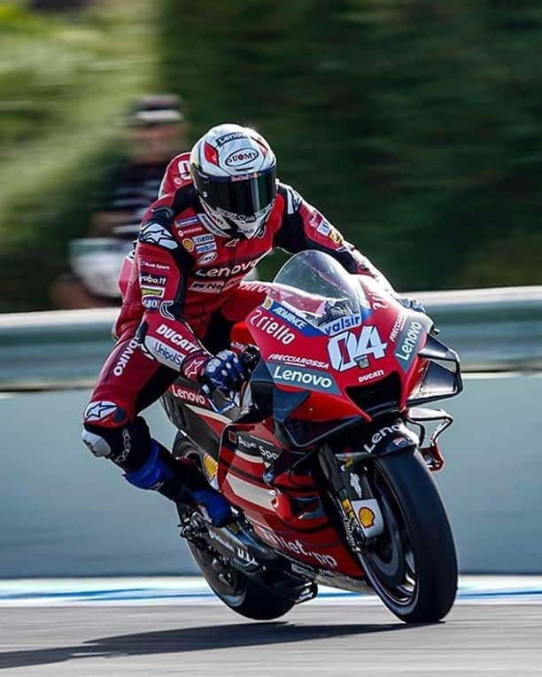 Ducati Japanさんのインスタグラム写真 - (Ducati JapanInstagram)「【MotoGP】今週末はMotoGP第2戦アンダルシアGPがヘレス・サーキットで開催されます。  先週の日曜日に開催されたスペインGPでアンドレア・ドヴィツィオーゾが3位（ヘレスでのMotoGPでの自己最高の成績）でチェッカーを受けたことで、ドゥカティがスペインのサーキットで3位を獲得したのは5回目となりました。また、ダニーロ・ペトルッチも9位入賞したことで、ドゥカティチームはアンダルシアGPに向けて着実に準備を整えています。  前戦で収集したデータをベースにして、ドヴィツィオーゾは自分のパフォーマンスを向上させることができると自信を持っており、今季2回目のグランプリで最高の結果を目指しています。先週末のレースでは、プレテストでのアクシデントの後遺症で苦しいレースを強いられたペトルッチも、5位以内を争うことができると自信を持っています。  アンドレア・ドヴィツィオーゾとダニーロ・ペトルッチ、両ライダーの活躍にご期待ください。  #DucatiTeam #ForzaDucati #ドゥカティいいじゃん #MotoGP #ドゥカティ #AndaluciaGP」7月24日 18時00分 - ducatijapan