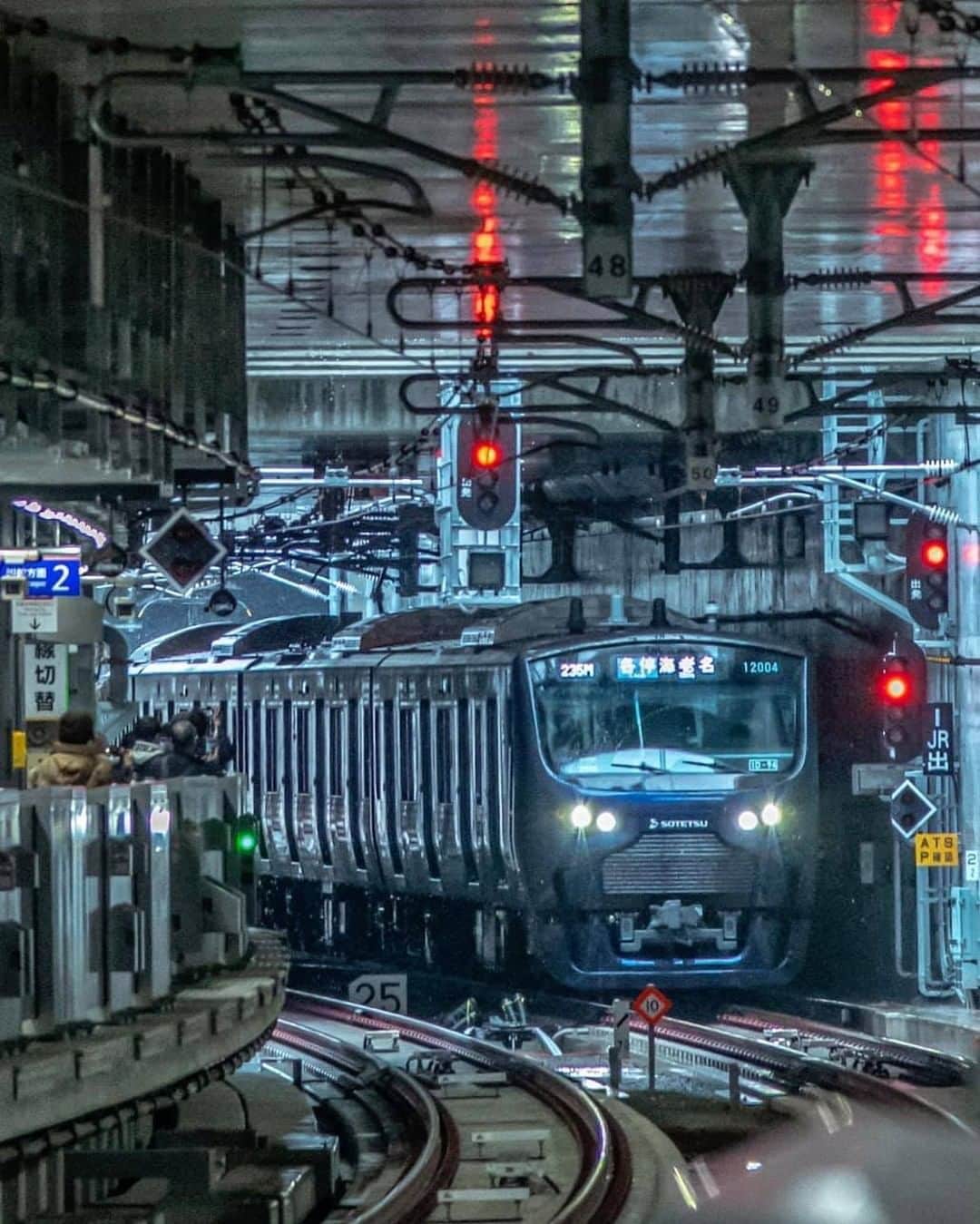 のインスタグラム：「A Sotetsu Line train goes through Hazawa Yokohama-kokudai Station.﻿ Photo: @chims1220﻿ #myyokohama ﻿ ﻿ #yokohama #darlingescapes #beautifuldestinations #artofvisuals #somewheremagazine #discoverglobe #travelawesome #passionpassport #lovejapan #explorejapan #japanlife #japanfocus #japan_vacations #japanrevealed #よこはま #ヨコハマ #横浜」
