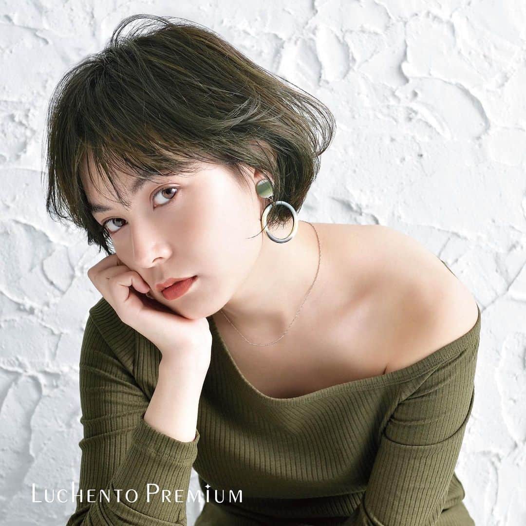 フォードヘア化粧品のインスタグラム：「ハンサムな透明感をもつLUCHENTO Premiumの【ディープカーキアッシュ】 ・ 素肌になじむカーキアッシュが、光に当たるたびイノセントな表情を見せてくれます💚 ・ ・ ・ #フォードヘア化粧品はミアンビューティーへ #MIANBEAUTY#ミアンビューティー#やさしくわたしらしく#三口産業#luchentopremium#ディープピンクモーブアッシュ#ディープカーキアッシュ#美容室専売品#サロン専売品#ヘアカラー#抜け感#アッシュカラー#簡単カラーリング#カーキアッシュ#美髪#大人ヘアカラー#トレンドカラー#おすすめヘアカラー#ヘアカラートレンド#透明感#美容部 #つや髪 #美髪#アッシュヘアカラー#美容大好き #オトナ女子 #美容オタク #美容好き#ヘアカラーアッシュ」