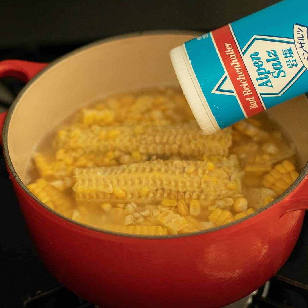 アルペンザルツ公式Instagramさんのインスタグラム写真 - (アルペンザルツ公式InstagramInstagram)「レシピあり🌽🍚 「とうもろこしご飯」の作り方 * 材料は3つ！ 簡単にできるとうもろこしご飯を作ります✨ プッチプチの粒がご飯に混ざり、食感のアクセントに🙆 この時期しか味わえない甘いとうもろこしを使って、 是非試してみてください♪ * * 今回のレシピは、 @moaiskitchen さんに作ってもらいました！ * [モアイズキッチンさんからのワンポイント] 炊飯器でいつも通り炊飯しても美味しく簡単に出来上がります☝️ お好みで蒸らす時にバターを加えると、 風味がアップしてさらに美味しくなります😋♪ * * 3枚目に「ドイツアルプスを巡る旅」が当たる キャンペーンのお知らせがありますよ！ プロフィールのURLから詳細を確認できます✅ * ぜひ参考に作ってみてくださいね！ * * * ∴♔∴∴♔∴ Ⓡ Ⓔ Ⓒ Ⓘ Ⓟ Ⓔ ∴♔∴∴♔∴ * 「とうもろこしご飯」 * 【材料】 とうもろこし…1本 米…2合 アルペンザルツ…小さじ1 水…370ml * * 【作り方】 ①とうもろこしを半分に切り、包丁で実を削ぎ落とす。 * ②鍋に米、アルペンザルツ、水を入れてよく混ぜたら①の実と芯の両方を入れ、蓋をして炊く。 火加減は沸騰するまで強火、沸騰してから弱火で13分、最後に強火で10秒加熱。 * ③炊き上がったら10分蒸らす。 * * #アルペンザルツ #塩 #美味しい塩 * #今日のごはん #手作りごはん #簡単レシピ #おかず #レシピ #食卓 #節約 #献立 #家庭料理 #節約生活 #自炊 #ランチ #家ごはん #時短レシピ #簡単レシピ #おいしい #料理 #美味しい #おうちごはん #手作り料理 #手料理 #料理好きな人と繋がりたい #とうもろこし #とうもろこしご飯 #塩レシピ #炊き込みご飯」7月24日 18時06分 - alpensalz_jp